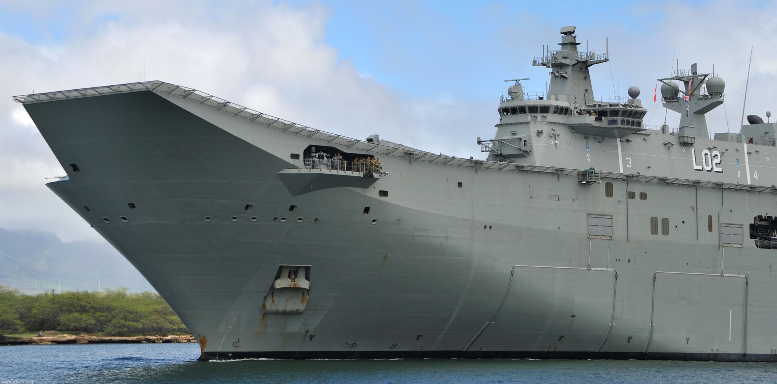 canberra class amphibious landing ship helicopter dock lhd royal australian navy 18 25mm typhoon gun system