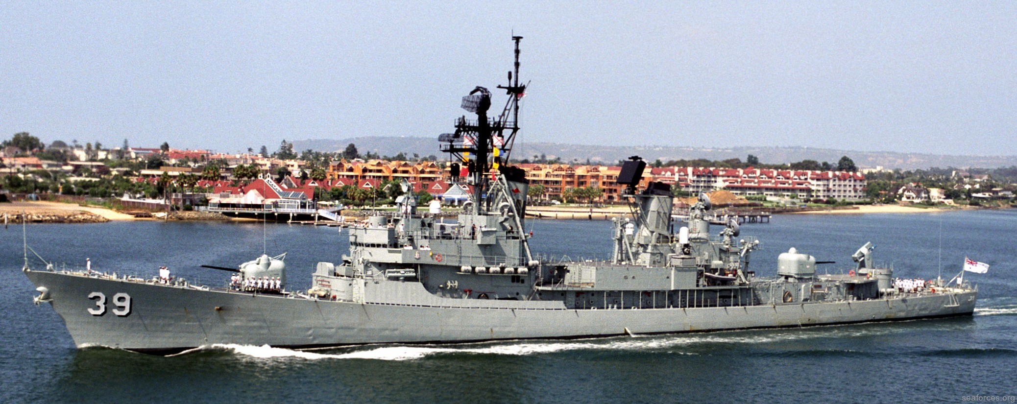 hmas hobart ddg-39 perth class guided missile destroyer royal australian navy 04