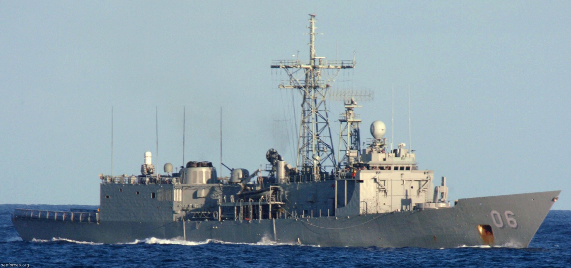 ffg-06 hmas newcastle adelaide class frigate royal australian navy 2004 04 exercise rimpac