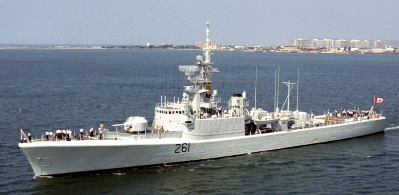 mackenzie class destroyer escort saskatchewan yukon qu'appelle royal canadian navy marine royale canadienne vickers burrard davie victoria