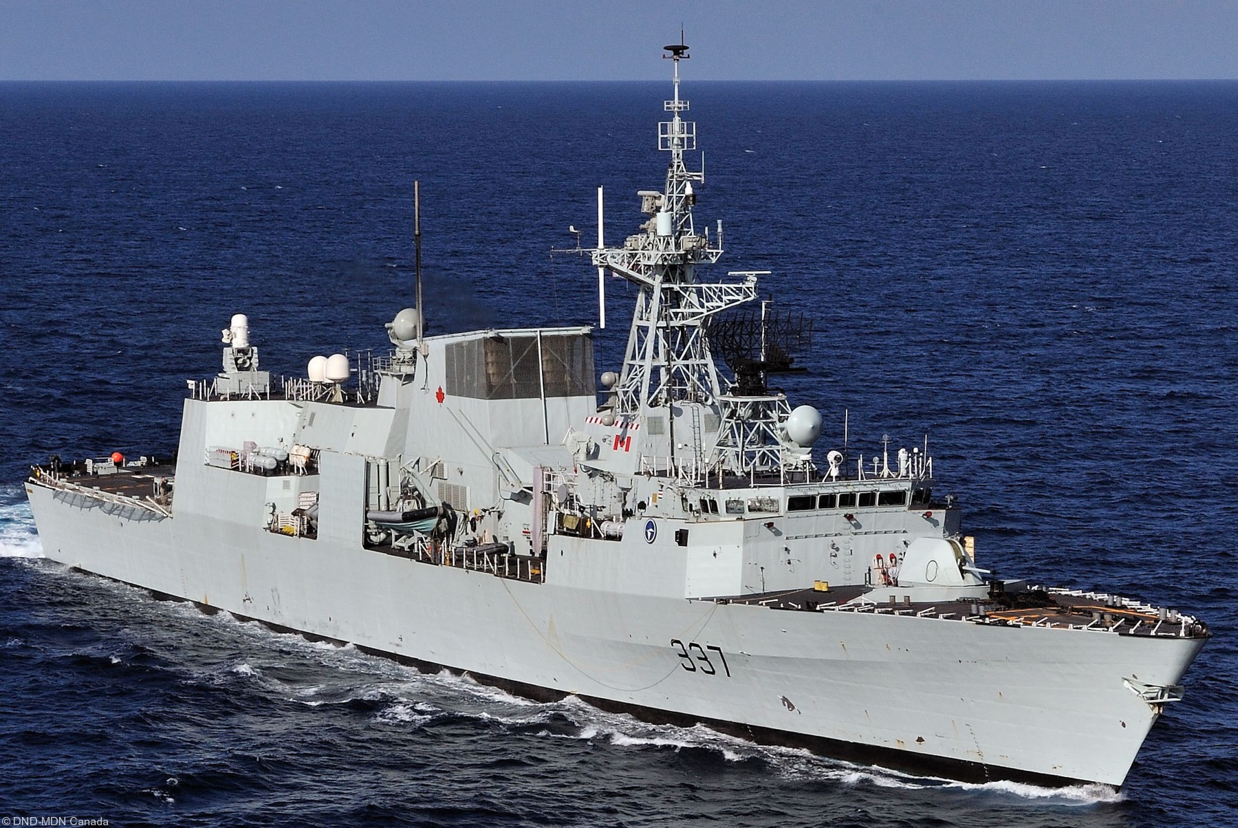 ffh-337 hmcs fredericton halifax class helicopter patrol frigate ncsm royal canadian navy 33