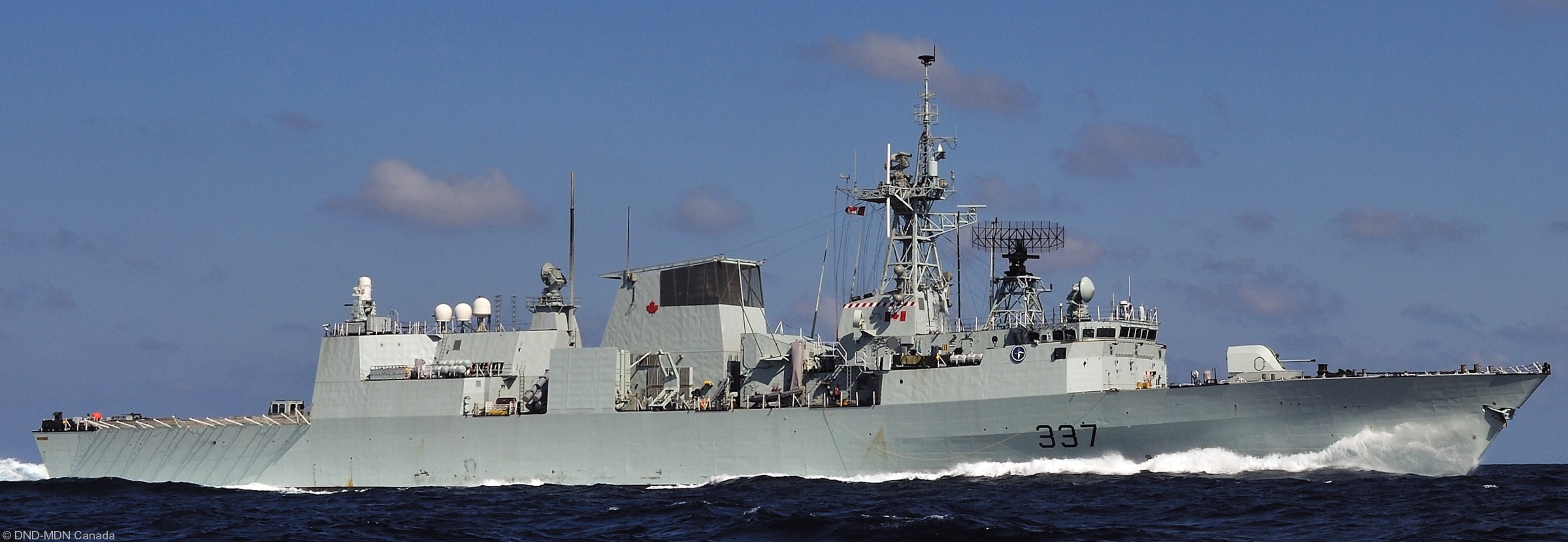ffh-337 hmcs fredericton halifax class helicopter patrol frigate ncsm royal canadian navy 34