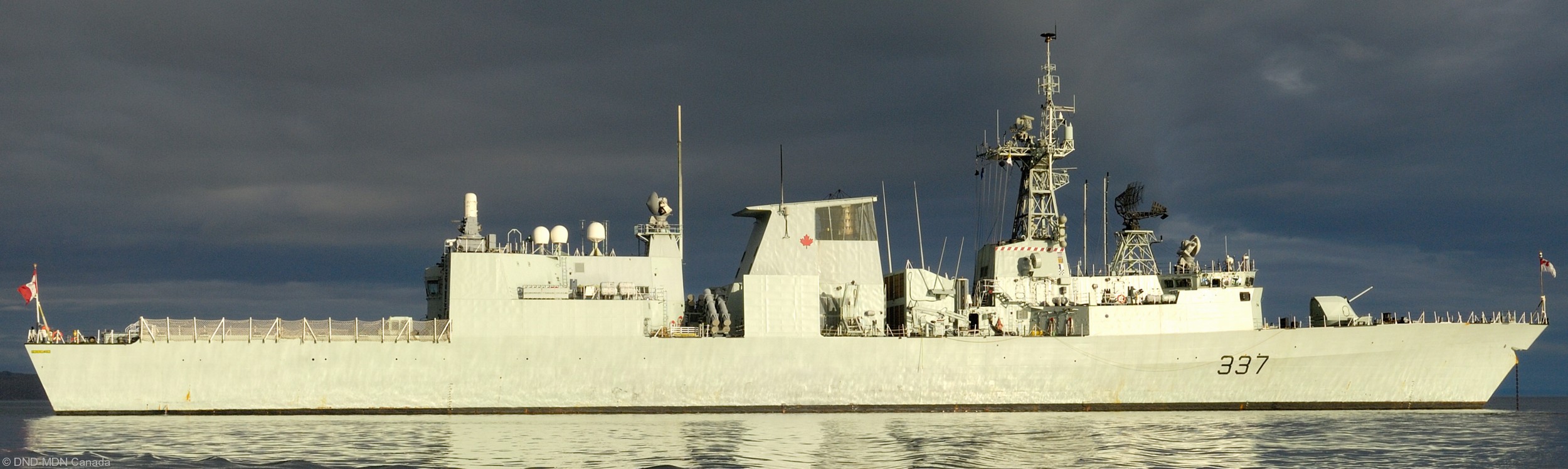 ffh-337 hmcs fredericton halifax class helicopter patrol frigate ncsm royal canadian navy 37