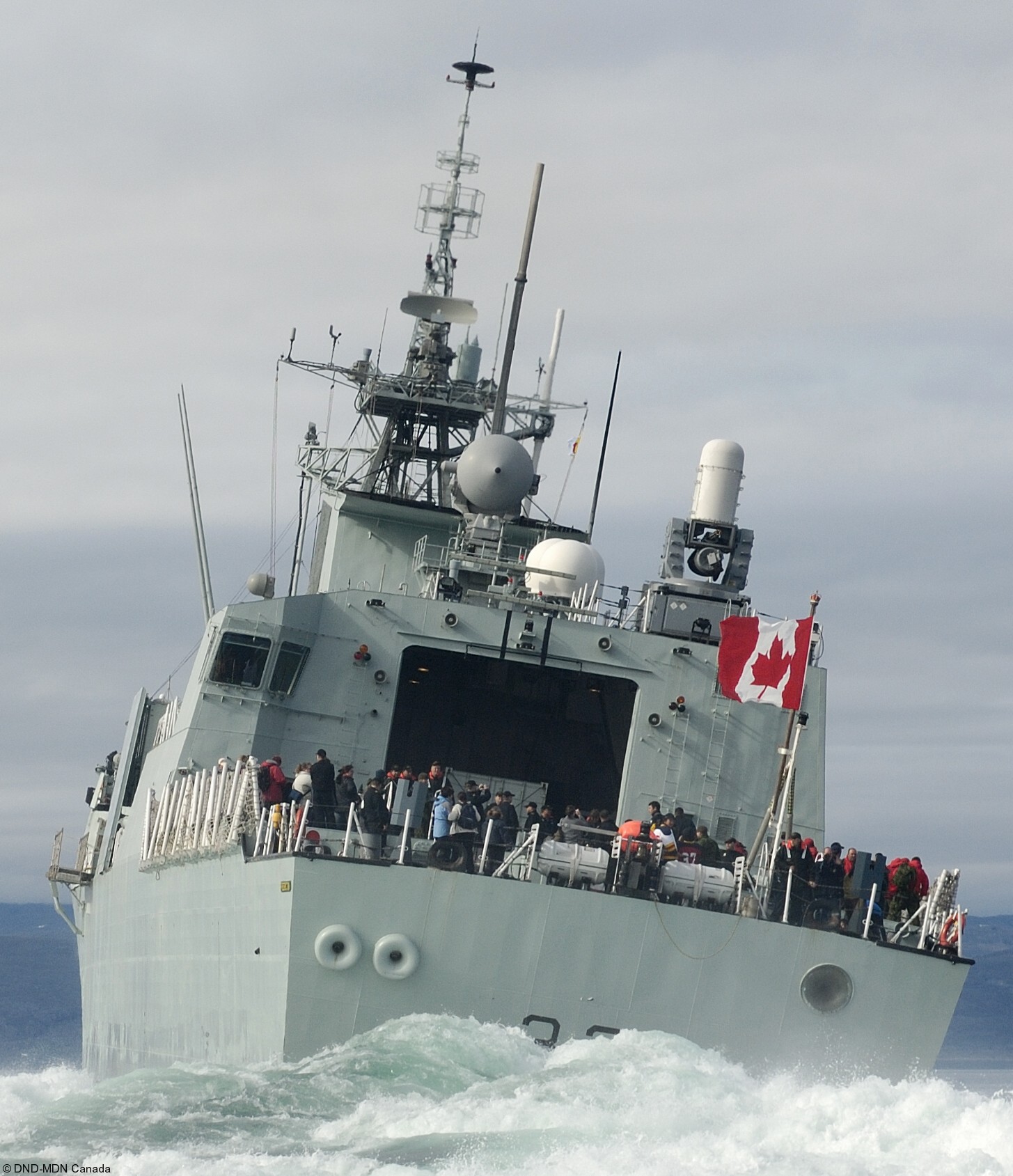 ffh-337 hmcs fredericton halifax class helicopter patrol frigate ncsm royal canadian navy 40