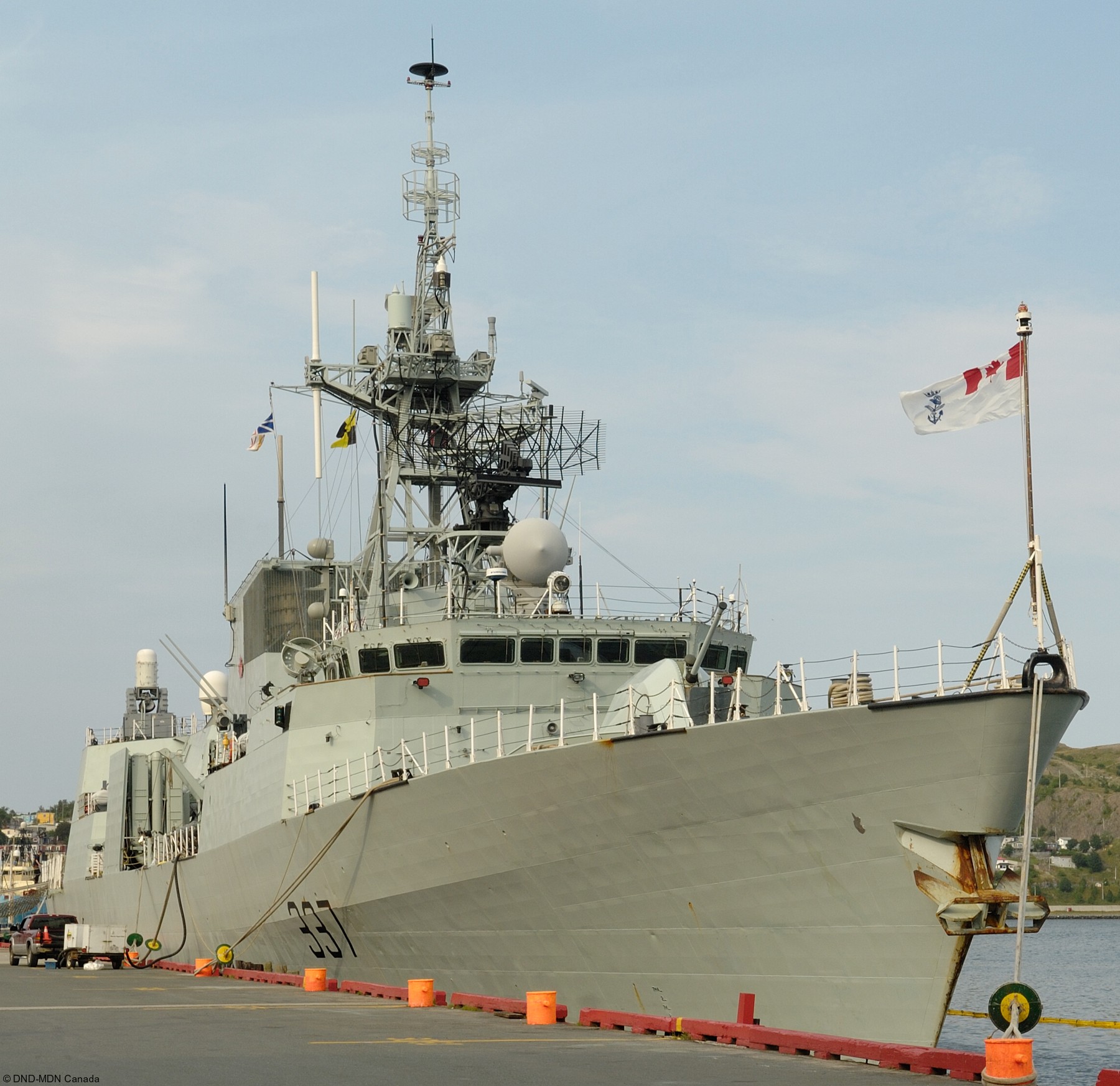 ffh-337 hmcs fredericton halifax class helicopter patrol frigate ncsm royal canadian navy 42