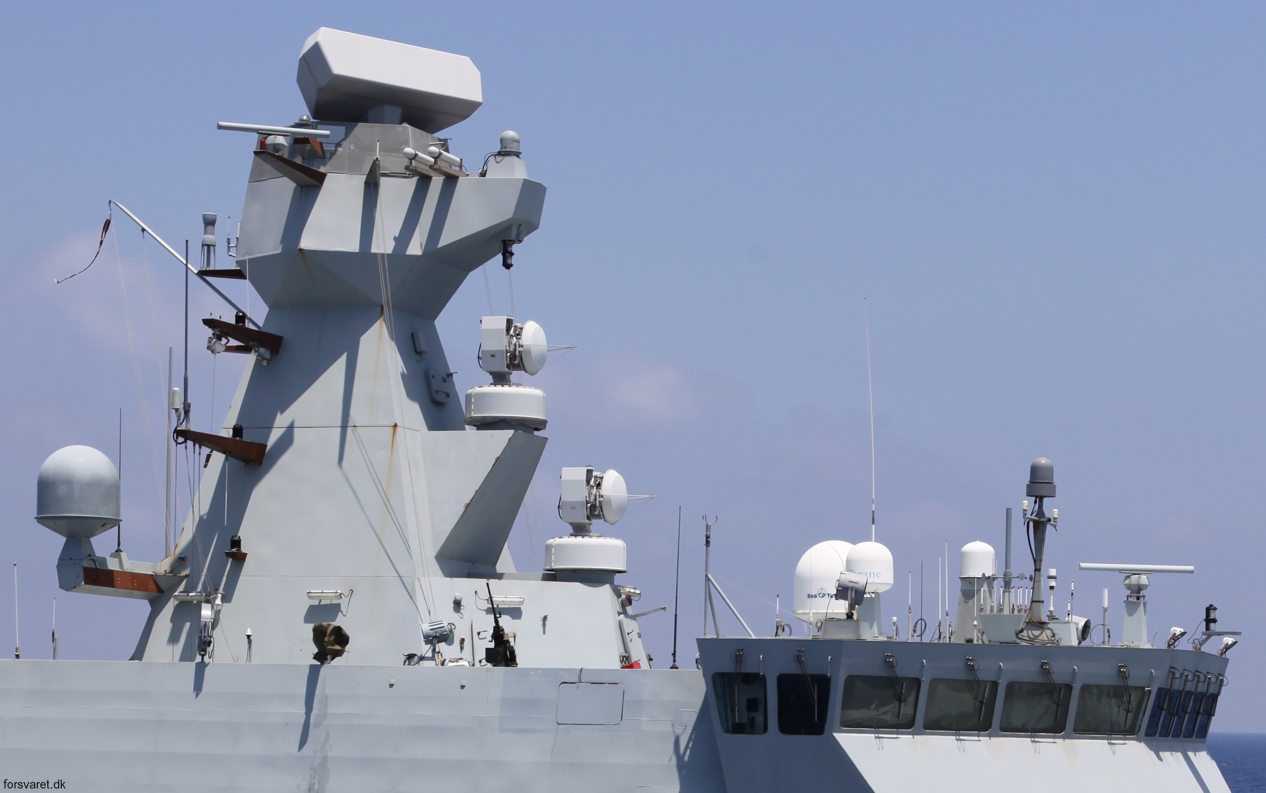 f-342 hdms esbern snare l-17 frigate command support ship royal danish navy 25 thales smart-s mk.2 radar