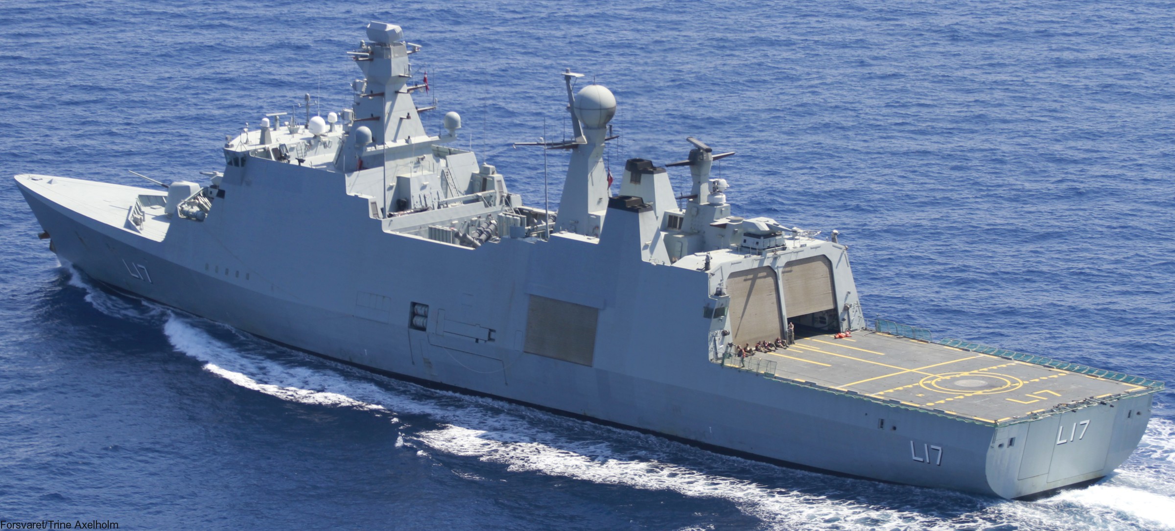 f-342 hdms esbern snare l-17 frigate command support ship royal danish navy 66