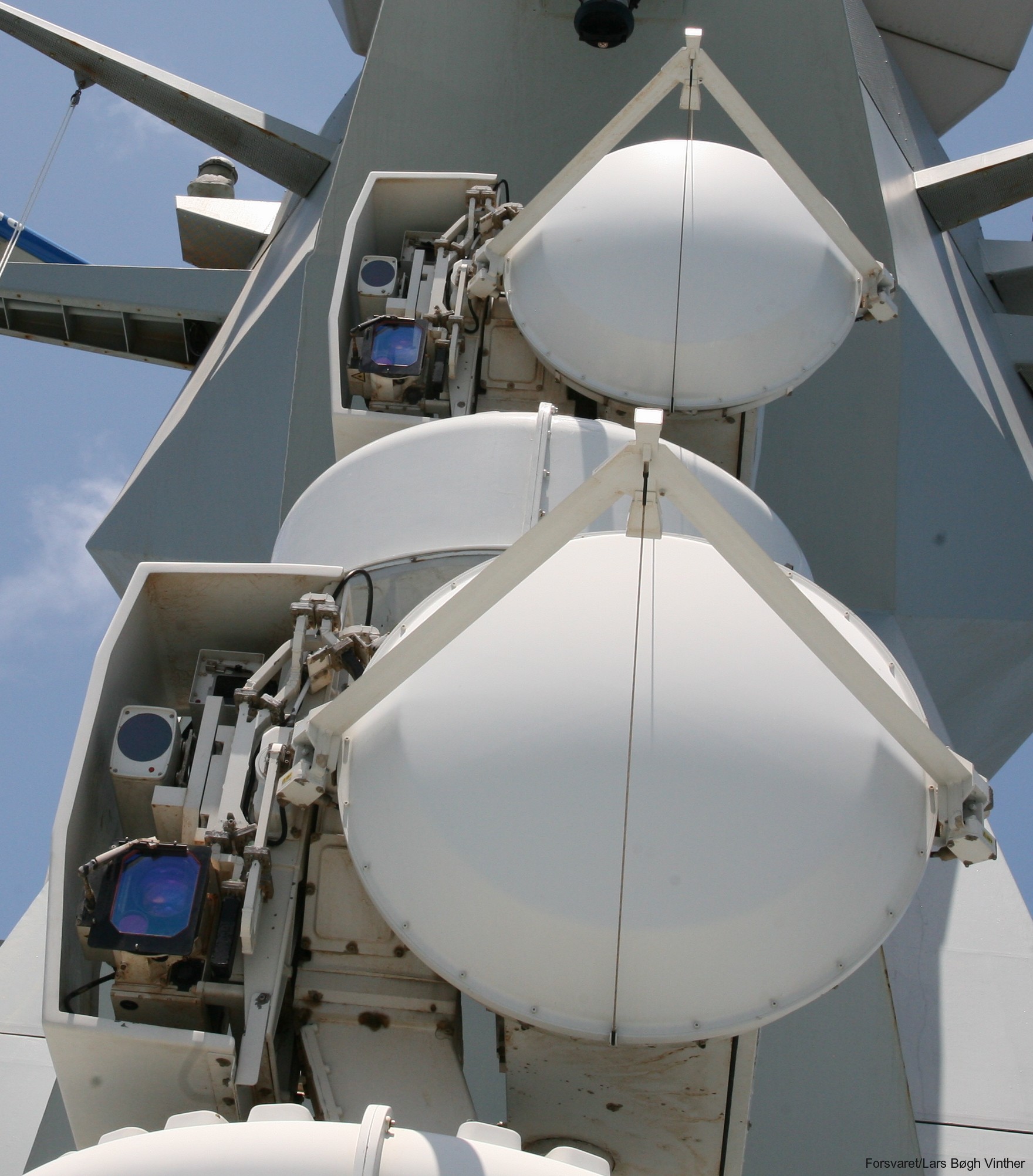 absalon class frigate command support ship royal danish navy 69x saab ceros 200 fire control director radar target