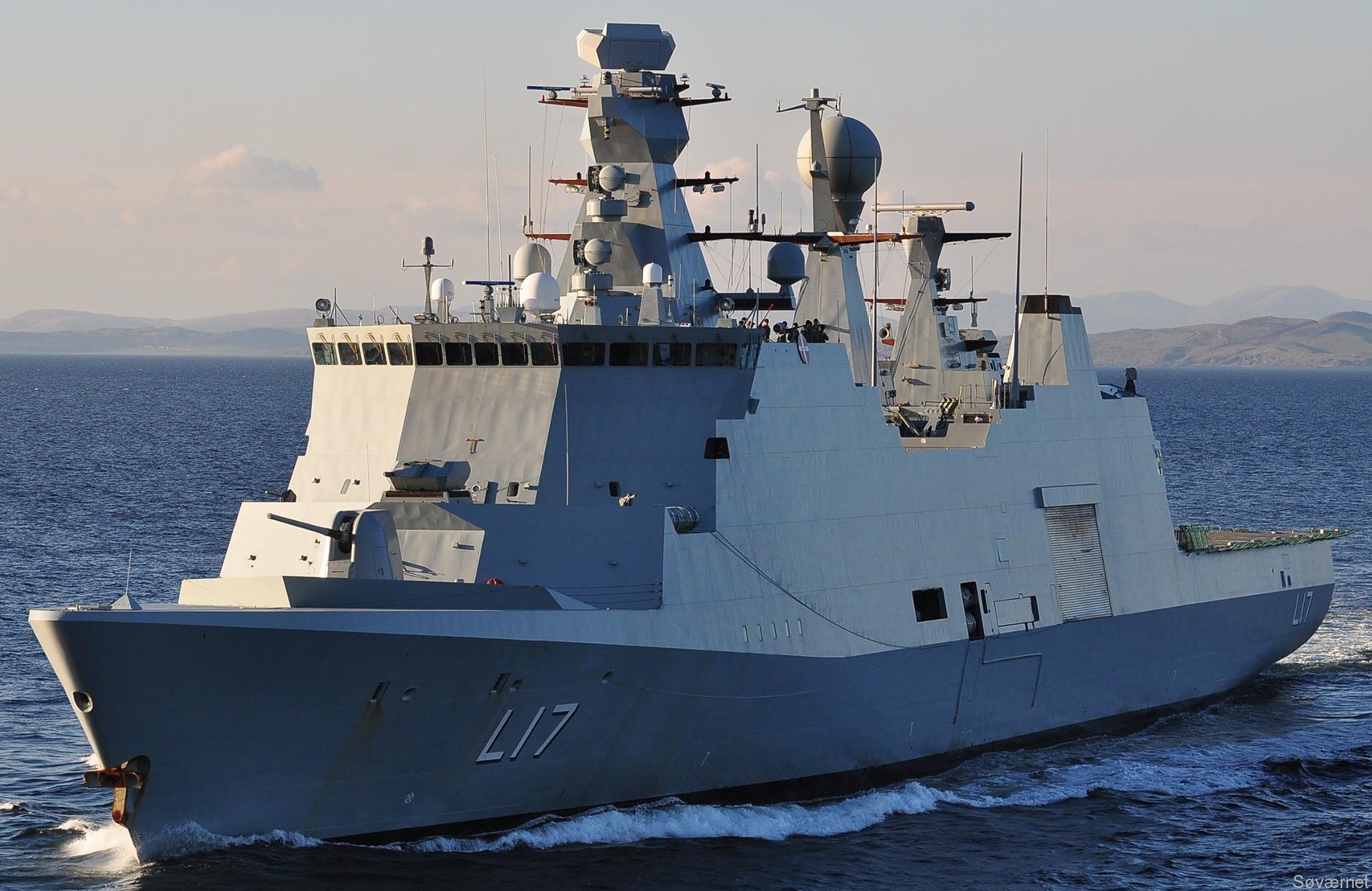 f-342 hdms esbern snare l-17 frigate command support ship royal danish navy 104