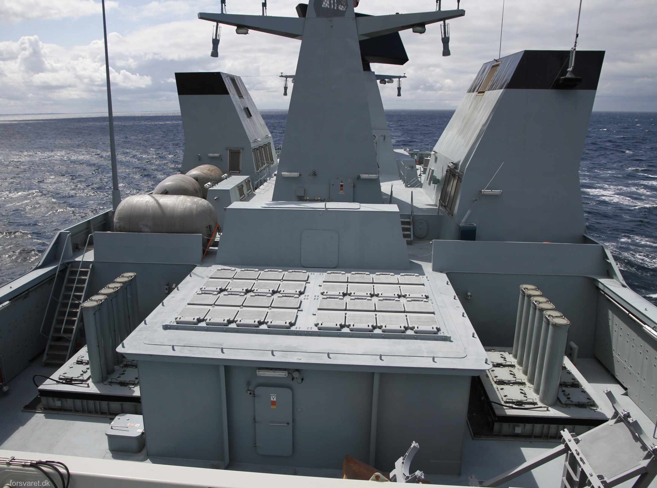 f-362 hdms peter willemoes iver huitfeldt class guided missile frigate ffg royal danish navy 67 mk. 41 veretical launching system vls rim-66 standard sm-2mr sam