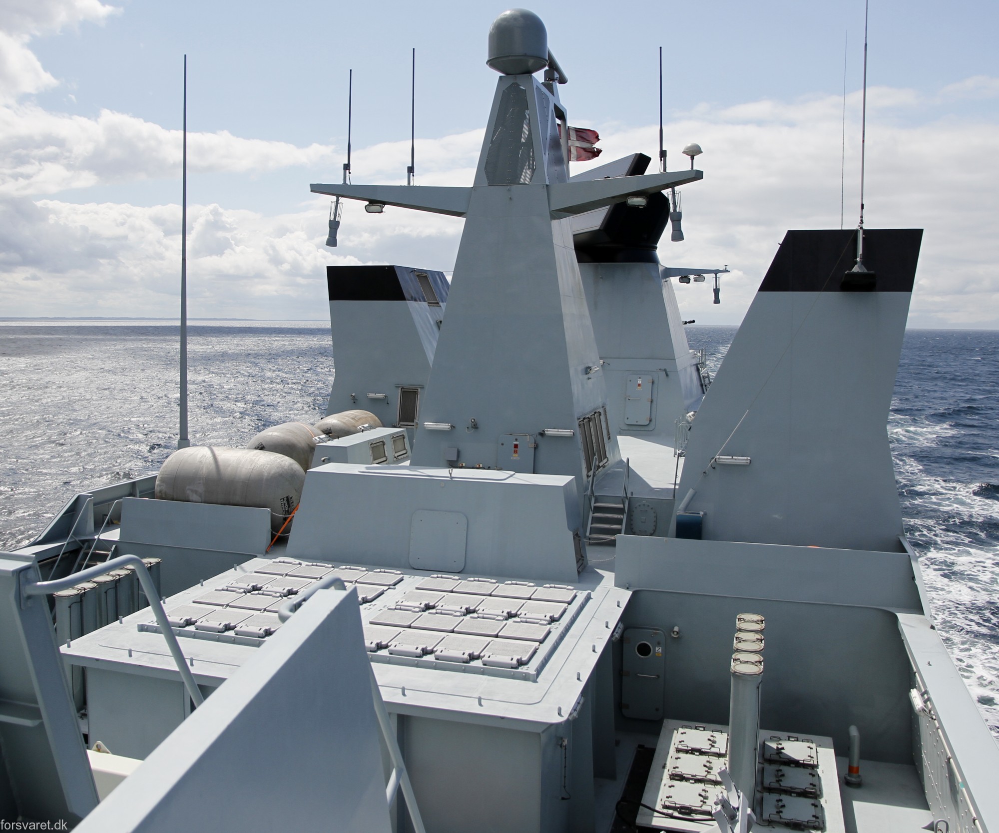 f-362 hdms peter willemoes iver huitfeldt class guided missile frigate ffg royal danish navy 68 mk.41 vls standard sm-2mr