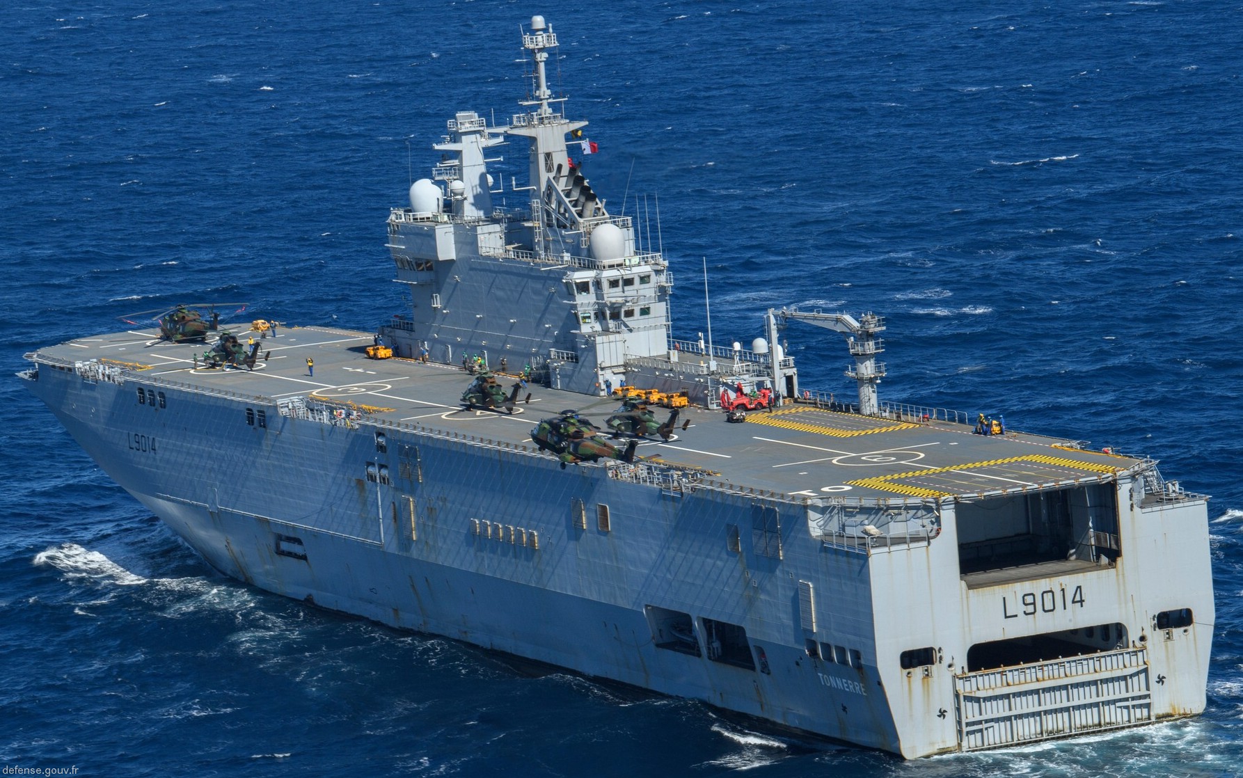 l-9014 fs tonnere mistral class amphibious assault command ship bpc french navy marine nationale 33