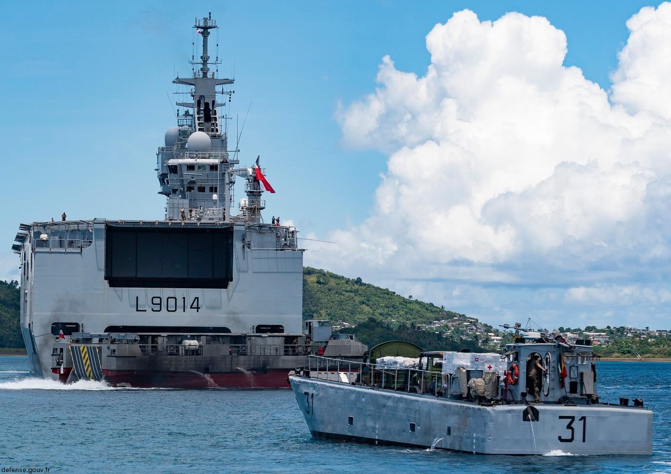 l-9014 fs tonnere mistral class amphibious assault command ship bpc french navy marine nationale 39 well deck landing craft ctm