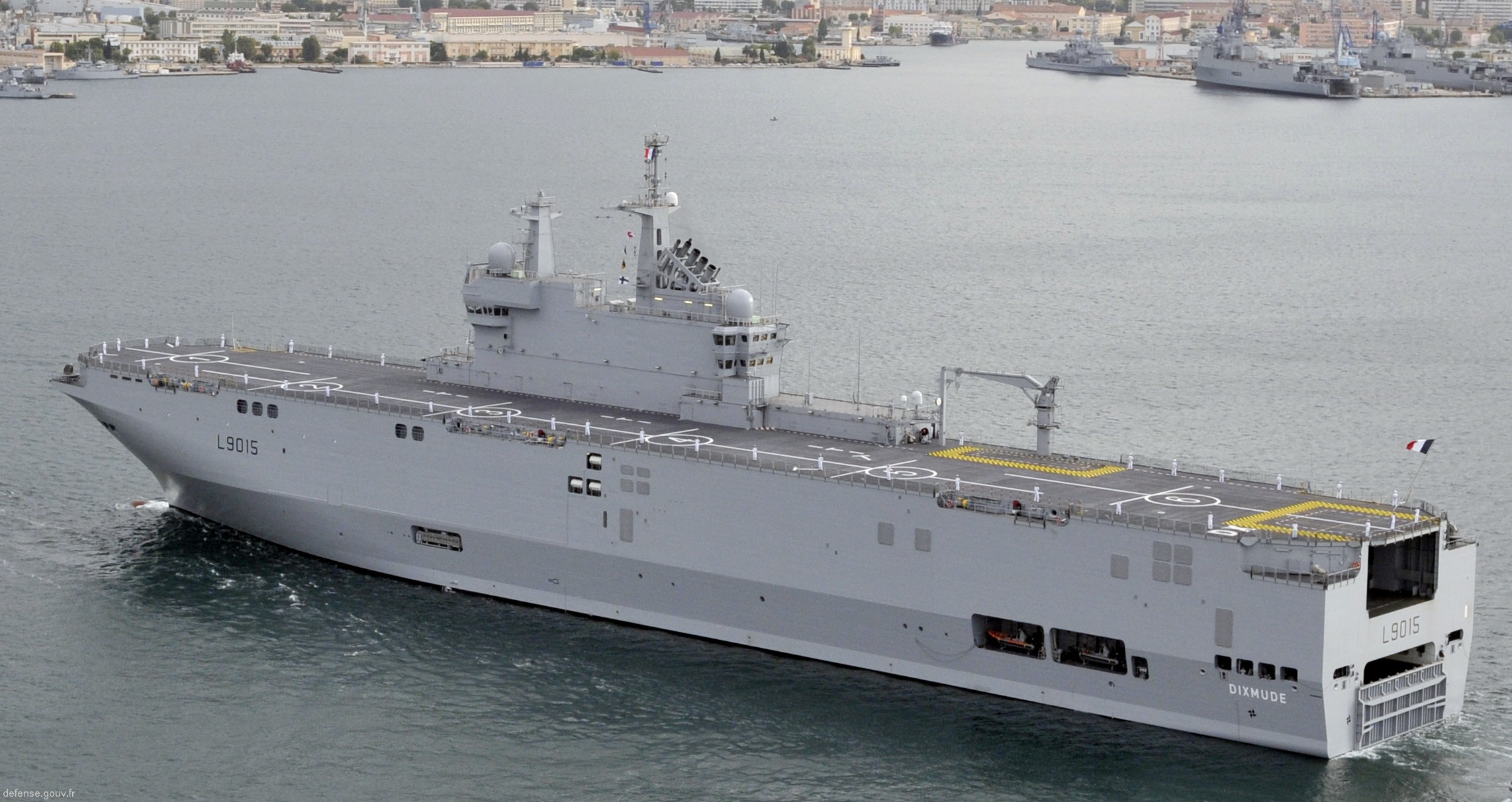 l-9015 fs dixmude mistral class amphibious assault command ship bpc french navy marine nationale 06