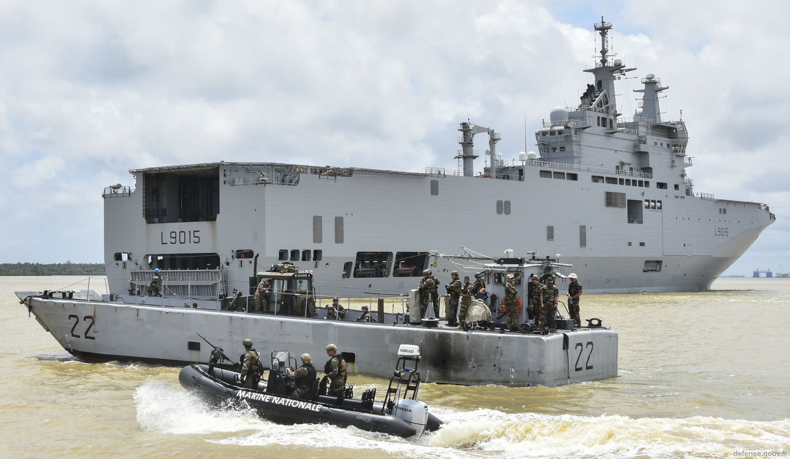 l-9015 fs dixmude mistral class amphibious assault command ship bpc french navy marine nationale 07 landing craft ctm