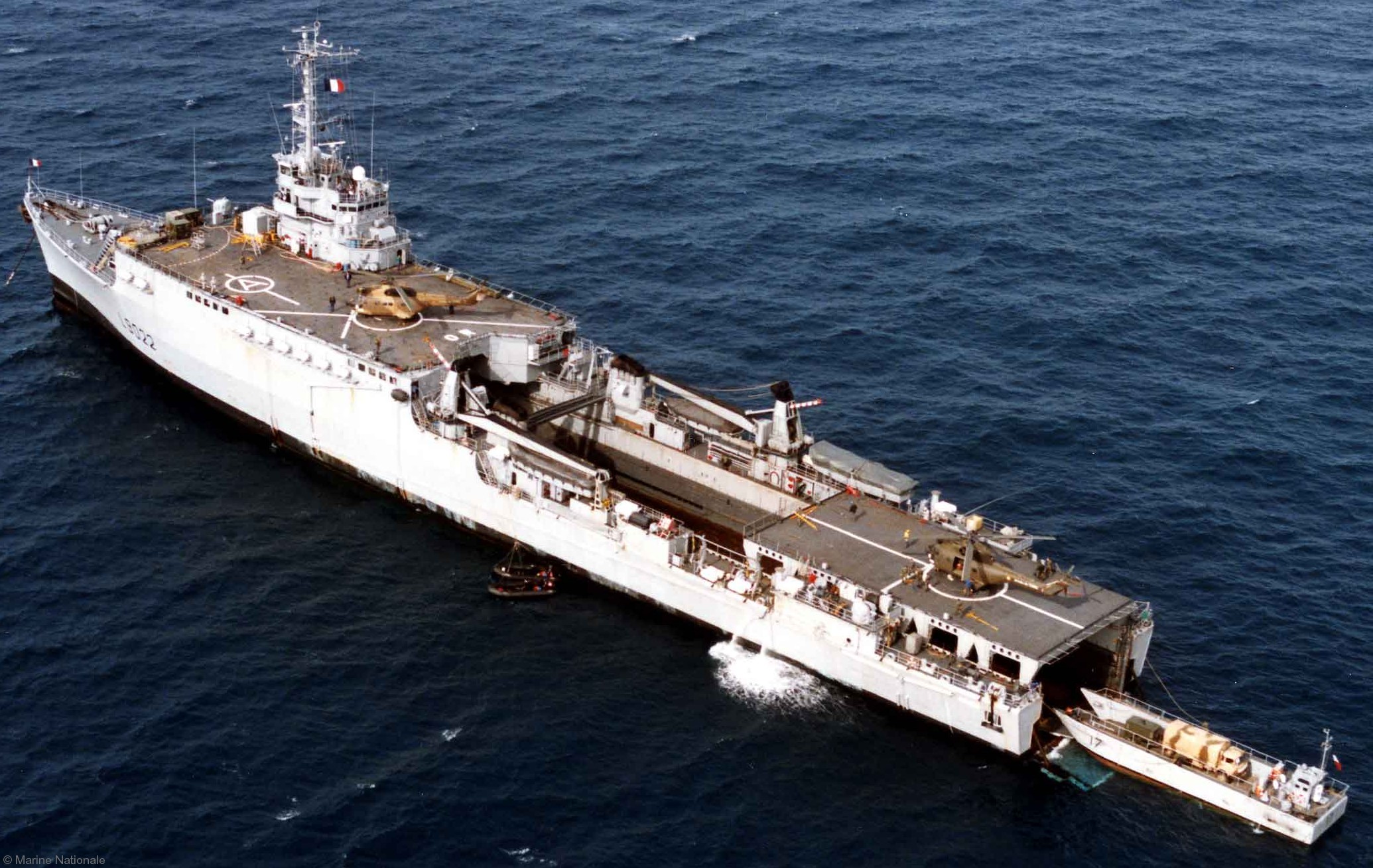 ouragan class amphibious landing ship transport de chaland de debarquement tcd lsd lpd french navy marine nationale 02x