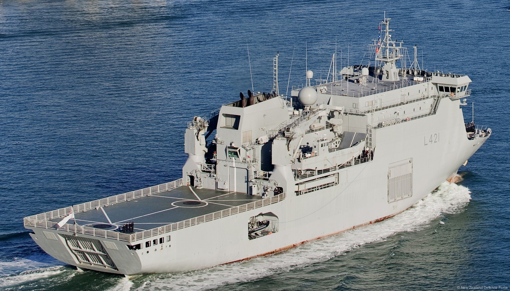 l-421 hmnzs canterbury amphibious multirole vessel mrv royal new zealand navy tenix 04x