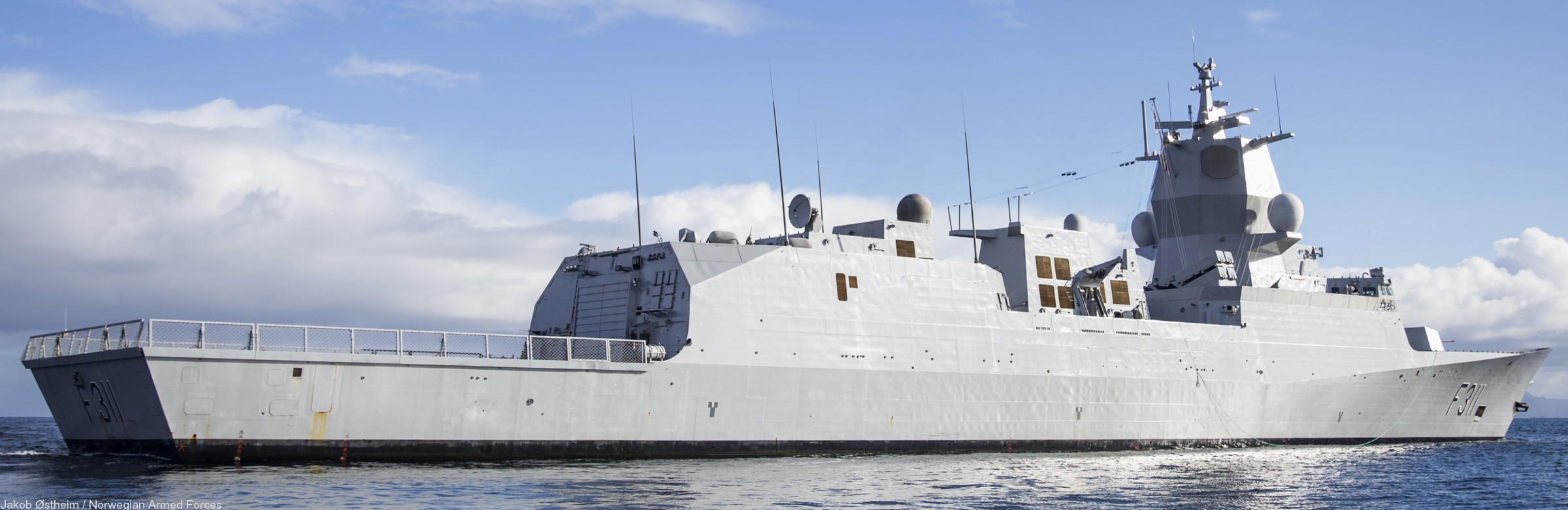 f-311 hnoms roald amundsen knm nansen class frigate royal norwegian navy sjoforsvaret 42 nato snmg