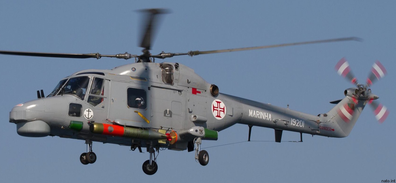 westland super lynx mk.95a naval helicopter portuguese navy marinha frigate montijo air base 17x