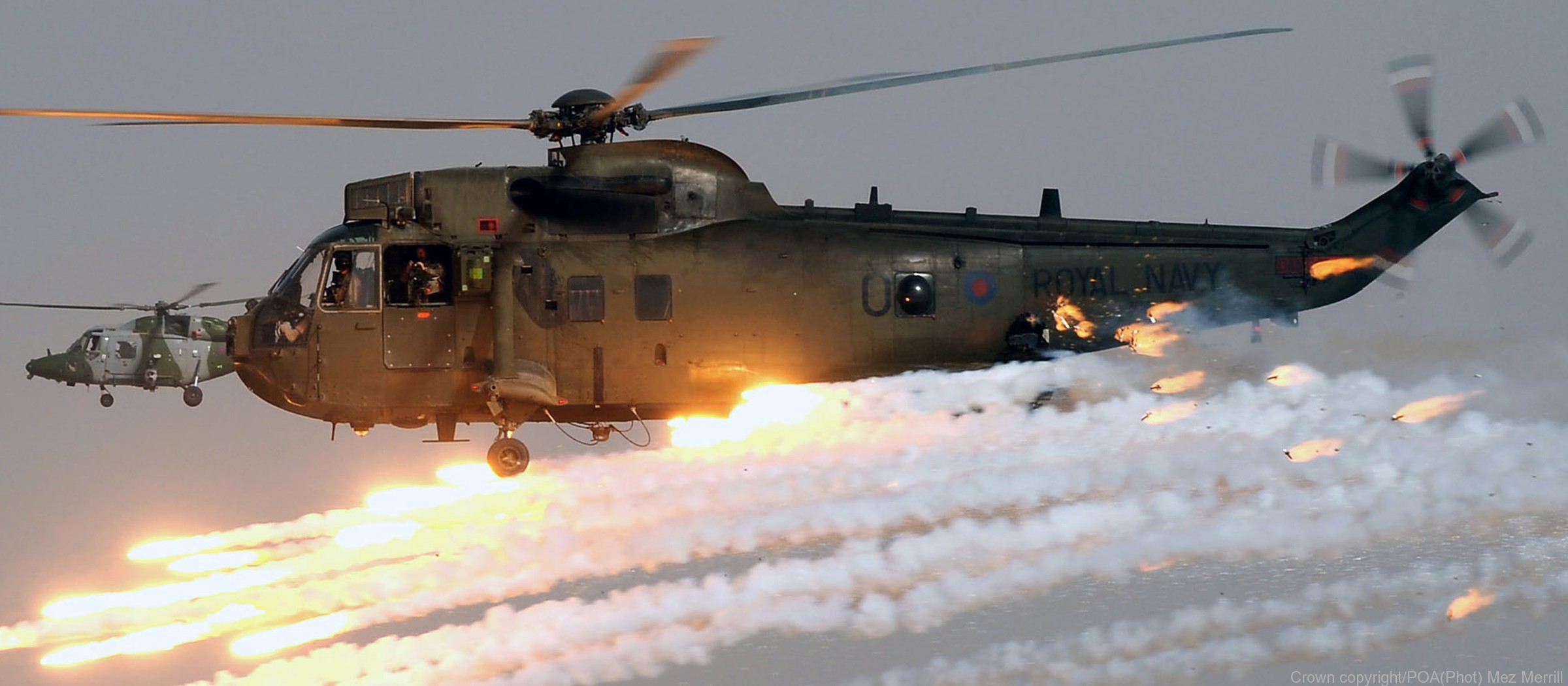 sea king hc.4 helicopter royal navy commando assault marines westland nas squadron rnas 10 flare chaff decoy