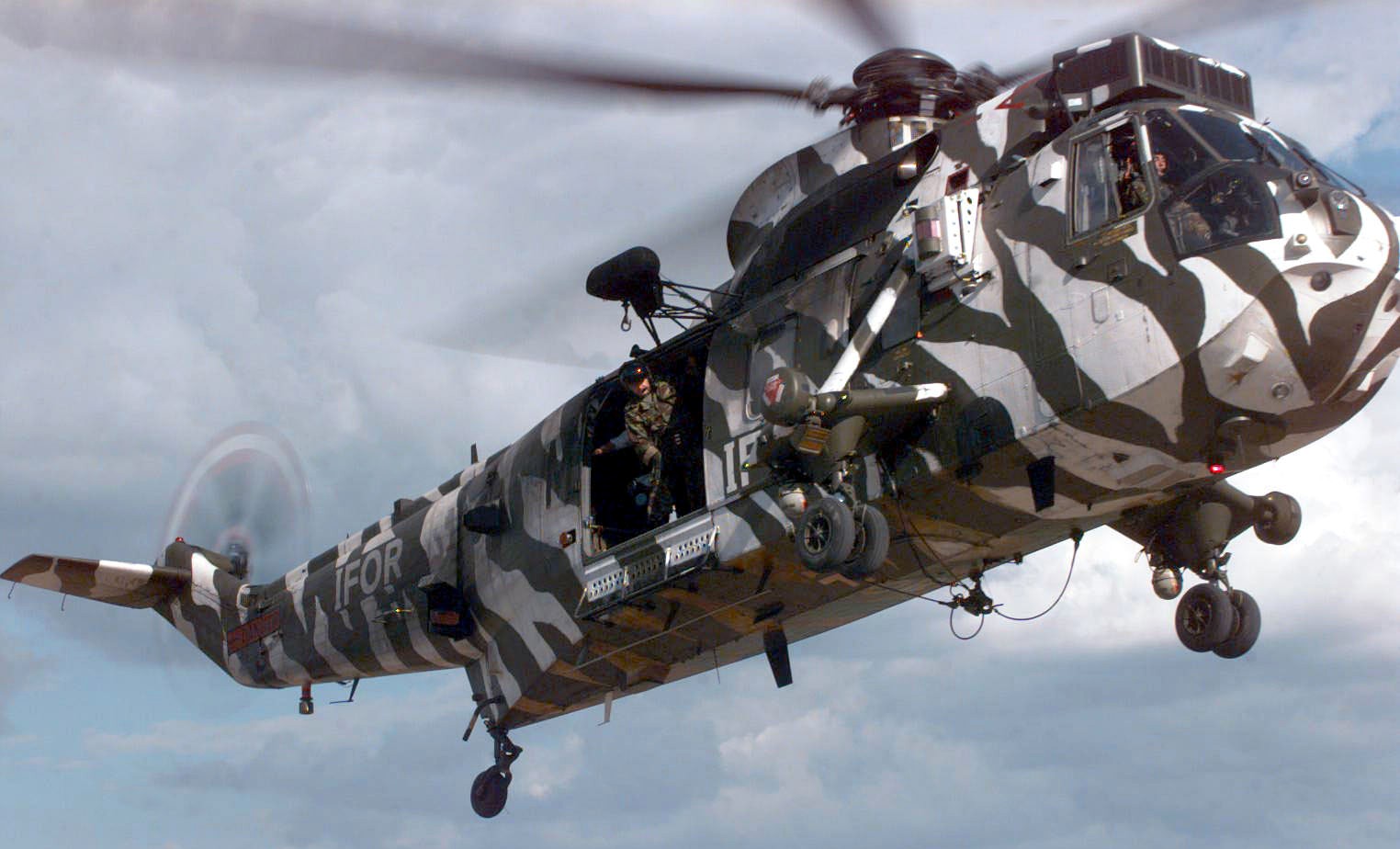 sea king hc.4 helicopter royal navy commando assault marines westland nas squadron rnas 47 ifor kosovo