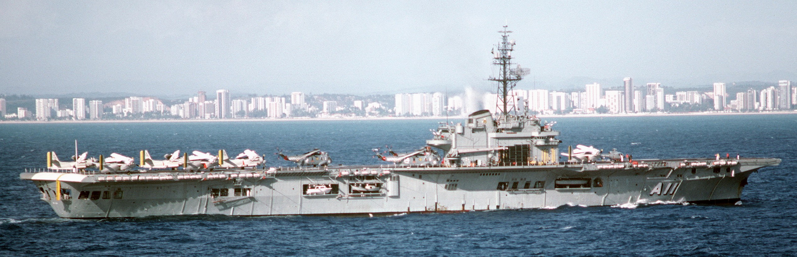 a-11 nael minas gerais colossus class aircraft carrier brazilian navy r71 hms vengeance 02