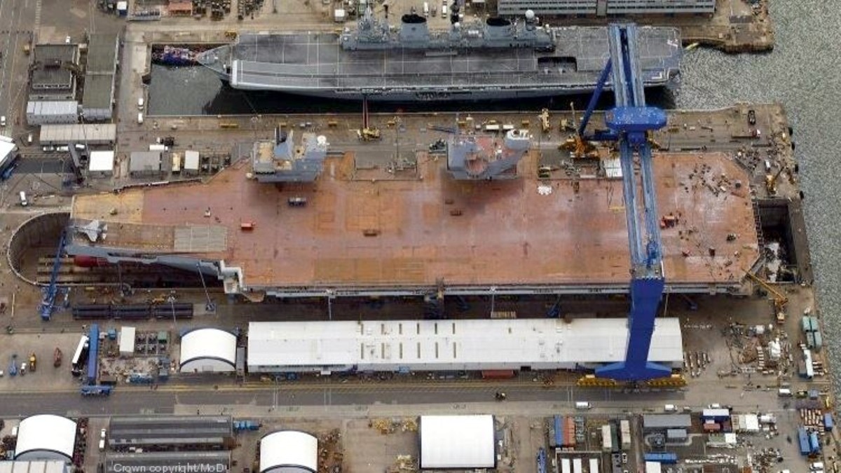 r 08 hms queen elizabeth aircraft carrier royal navy rosyth 08