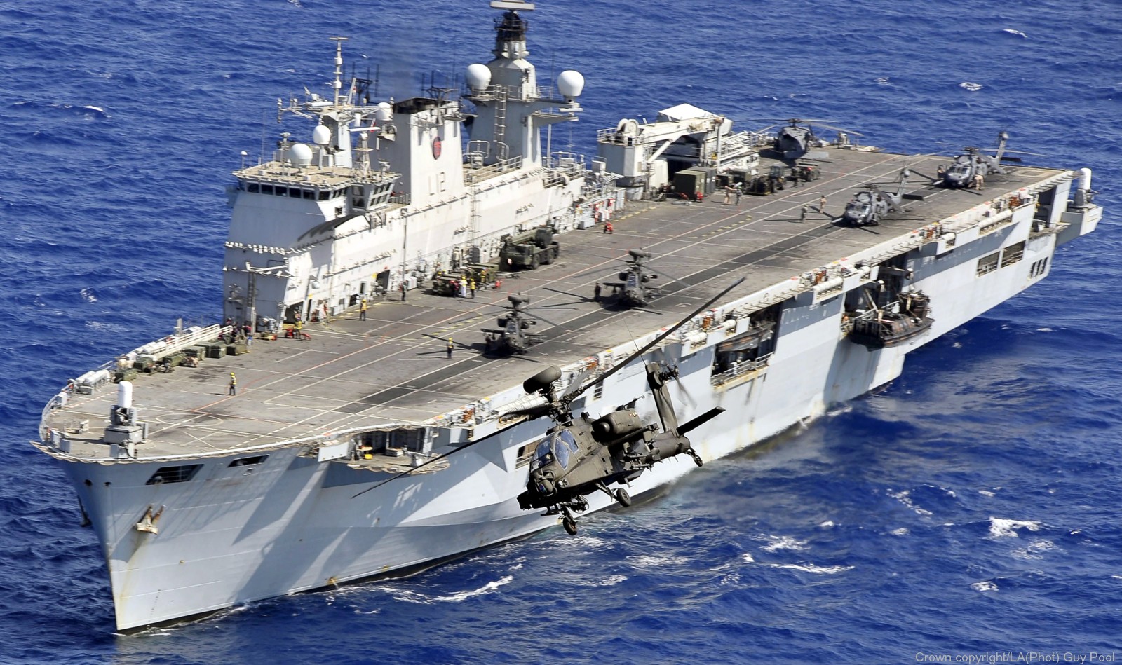 l14 hms ocean l-14 landing platform helicopter lph amphibious assault ship royal navy kvaerner vivkers 10x