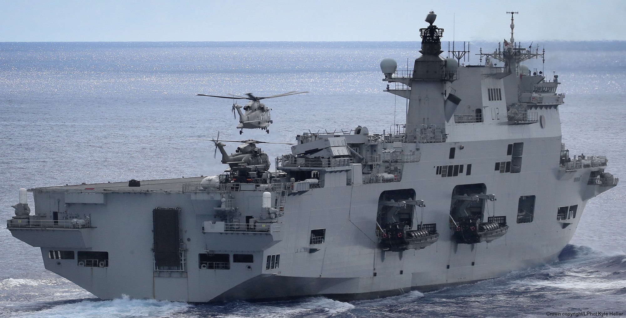 l14 hms ocean l-14 landing platform helicopter lph amphibious assault ship royal navy 44