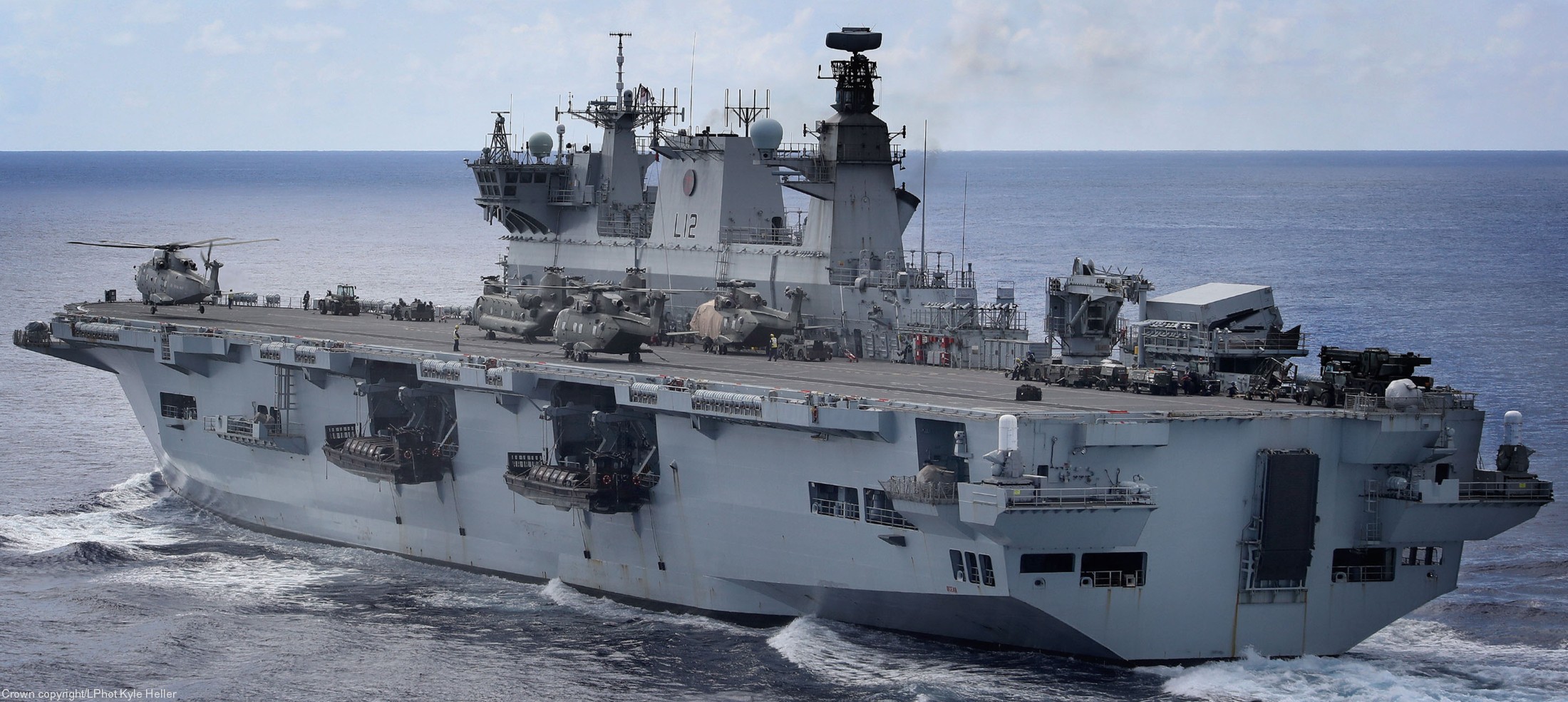 l14 hms ocean l-14 landing platform helicopter lph amphibious assault ship royal navy 48