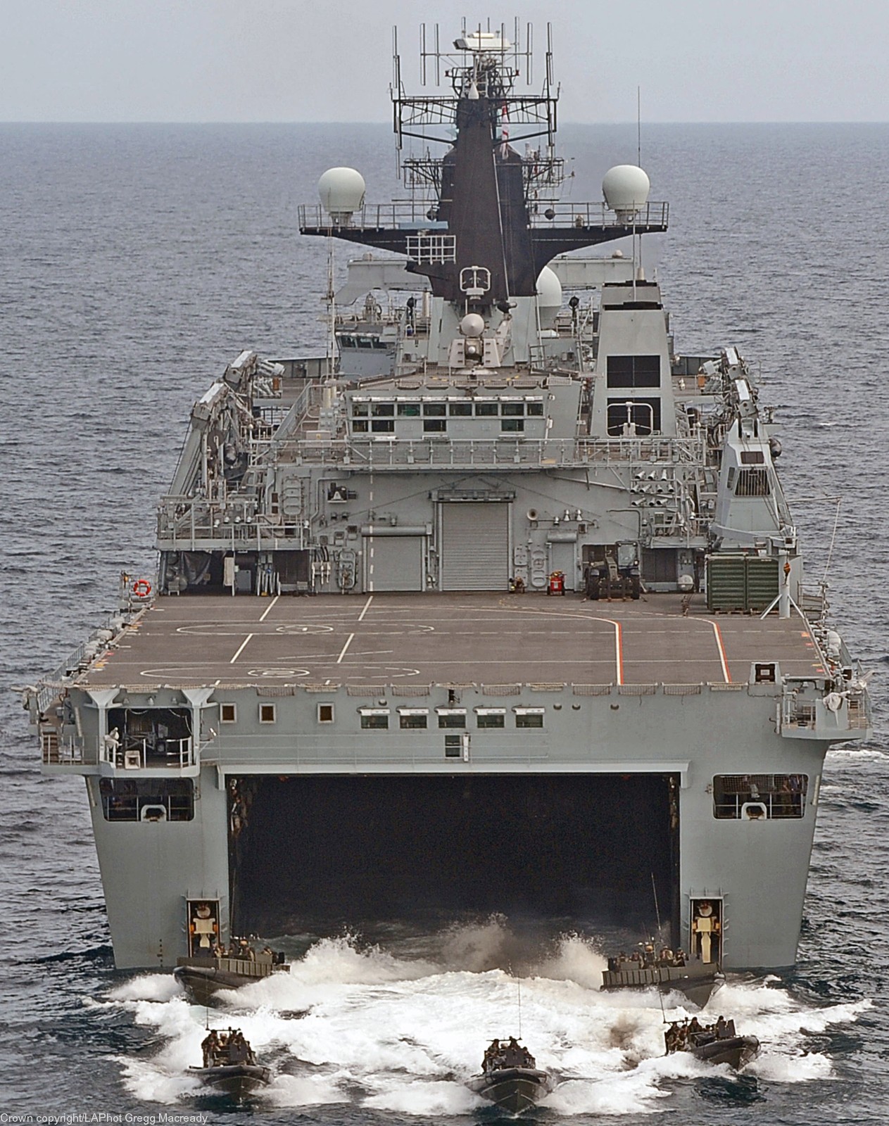 hms albion l-14 amphibious transport dock landing platform ship lpd royal navy 04 well deck
