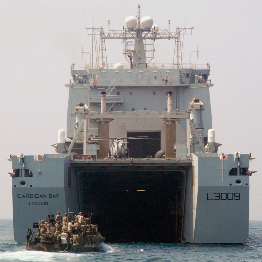 l-3009 rfa cardigan bay dock landing ship lsd royal fleet auxilary navy 18 well deck
