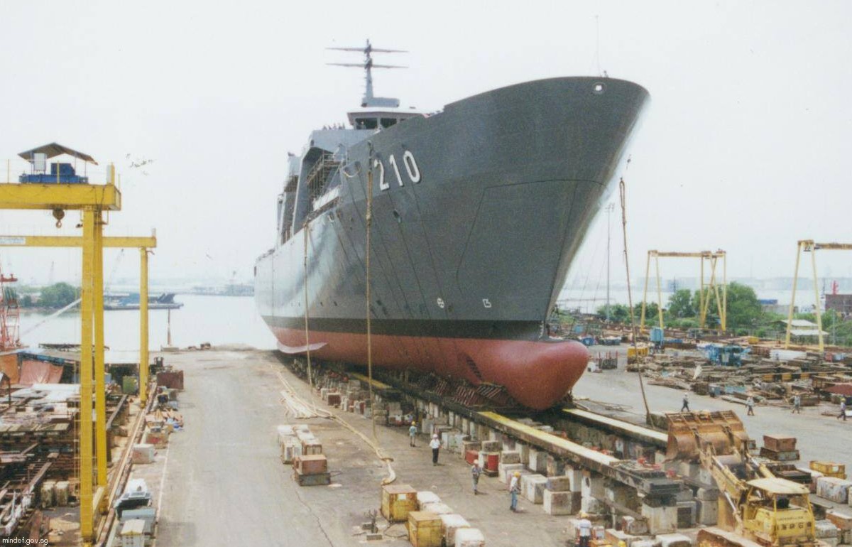 210 rss endeavour endurance class amphibious transport dock landing ship lpd republic singapore navy 08