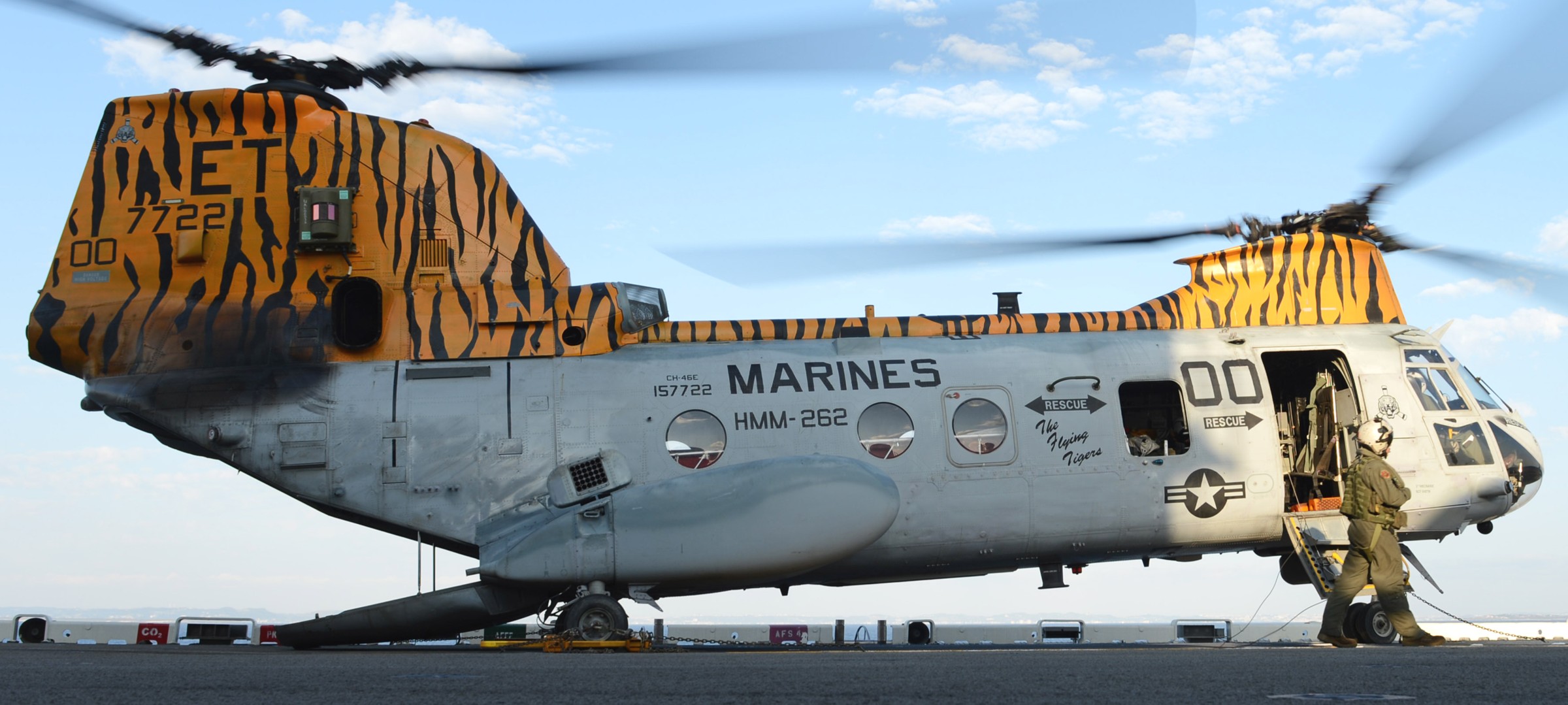 hmm-262 flying tigers ch-46e sea knight marine medium helicopter squadron usmc uss lha lhd japan 06x