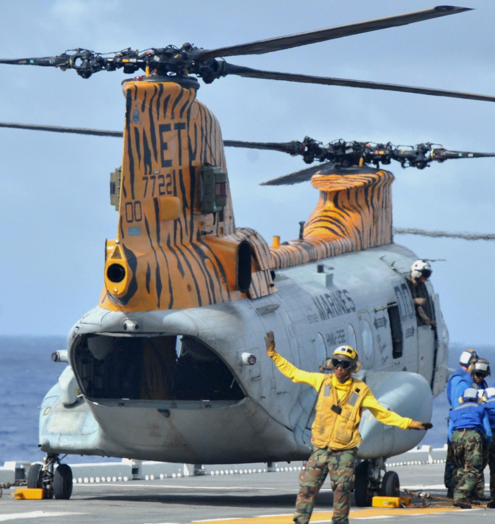 hmm-262 flying tigers ch-46e sea knight marine medium helicopter squadron lhd-6 uss bonhomme richard 09