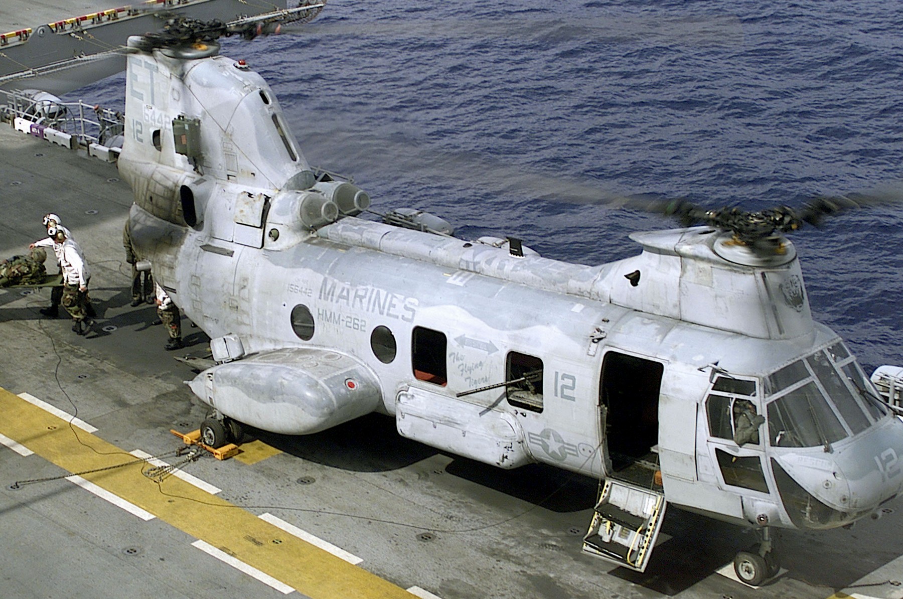 hmm-262 flying tigers ch-46e sea knight marine medium helicopter squadron lhd-2 uss essex 10