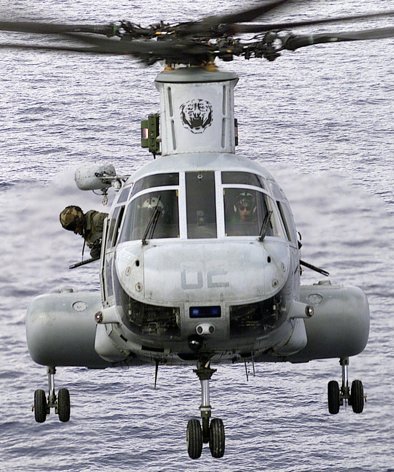 hmm-262 flying tigers ch-46e sea knight marine medium helicopter squadron lhd-2 uss essex 11