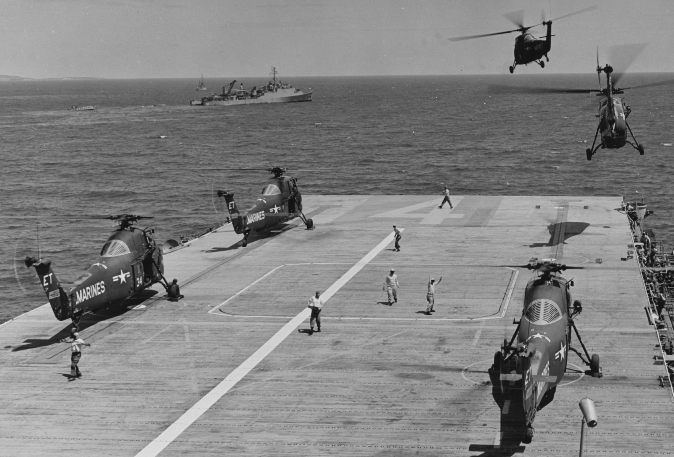 hmr(l)-262 flying tigers hus-1 seahorse marine light helicopter transport squadron lph-4 uss boxer 1959