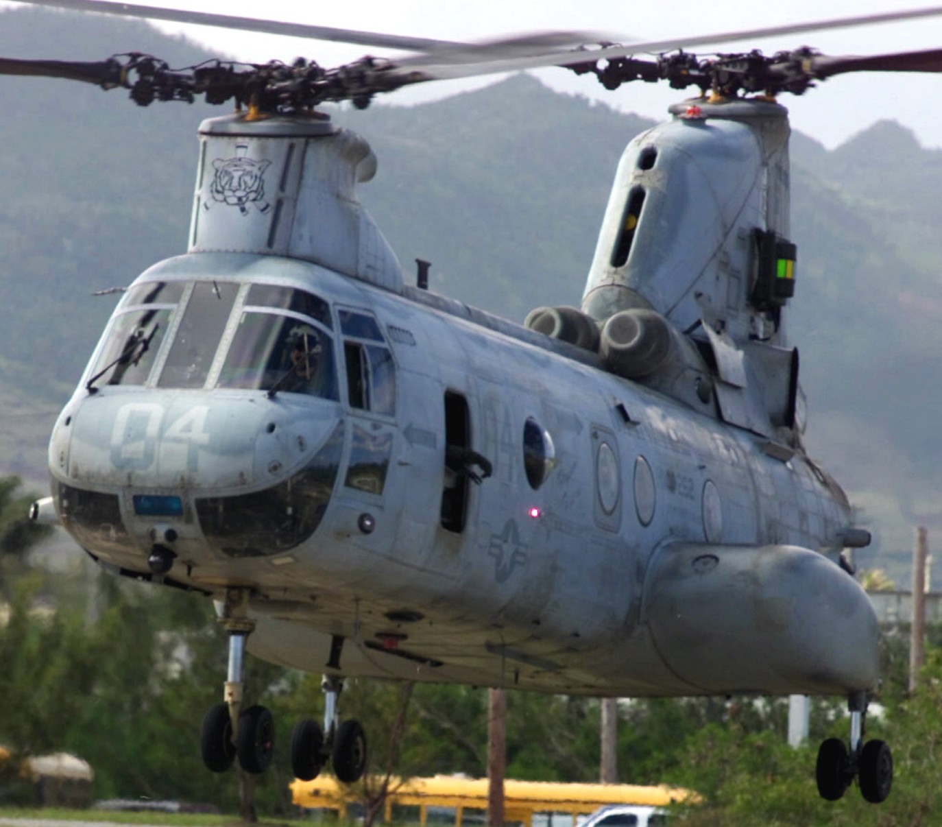 hmm-262 flying tigers ch-46e sea knight marine medium helicopter squadron usmc exercise tandem thrust 2003 32