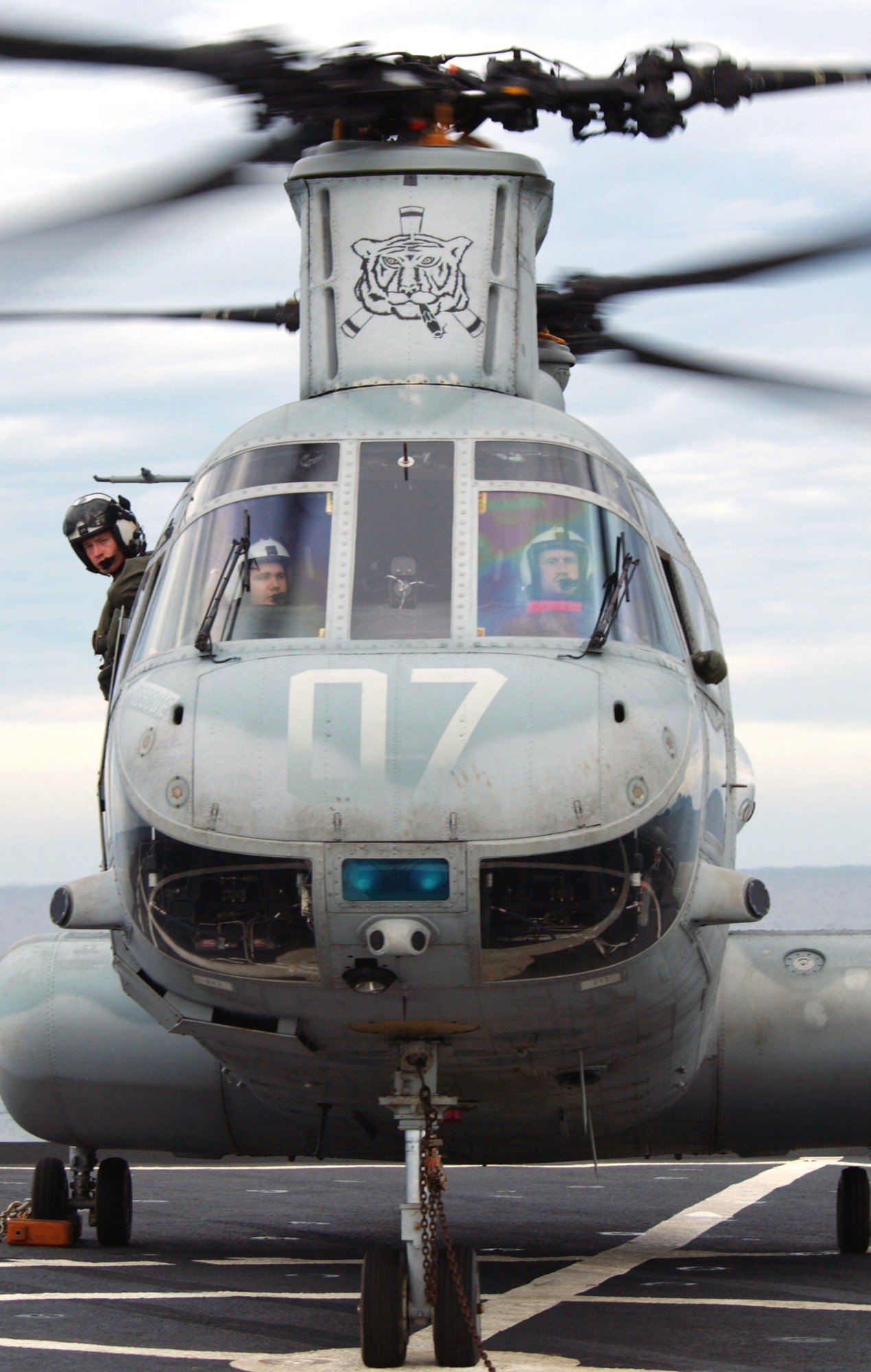 hmm-262 flying tigers ch-46e sea knight marine medium helicopter squadron usmc unified assistance banda aceh indonesia 49