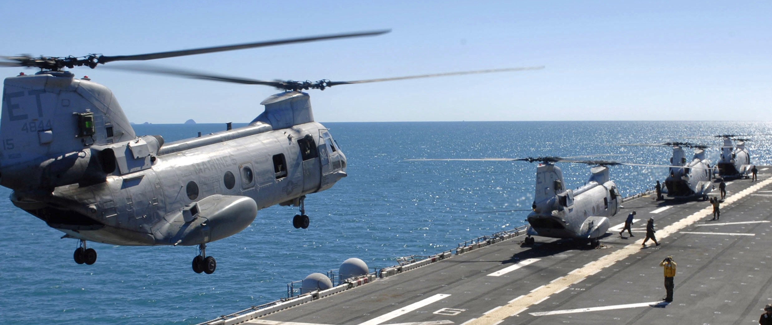 hmm-262 flying tigers ch-46e sea knight marine medium helicopter squadron lhd-2 uss essex 70