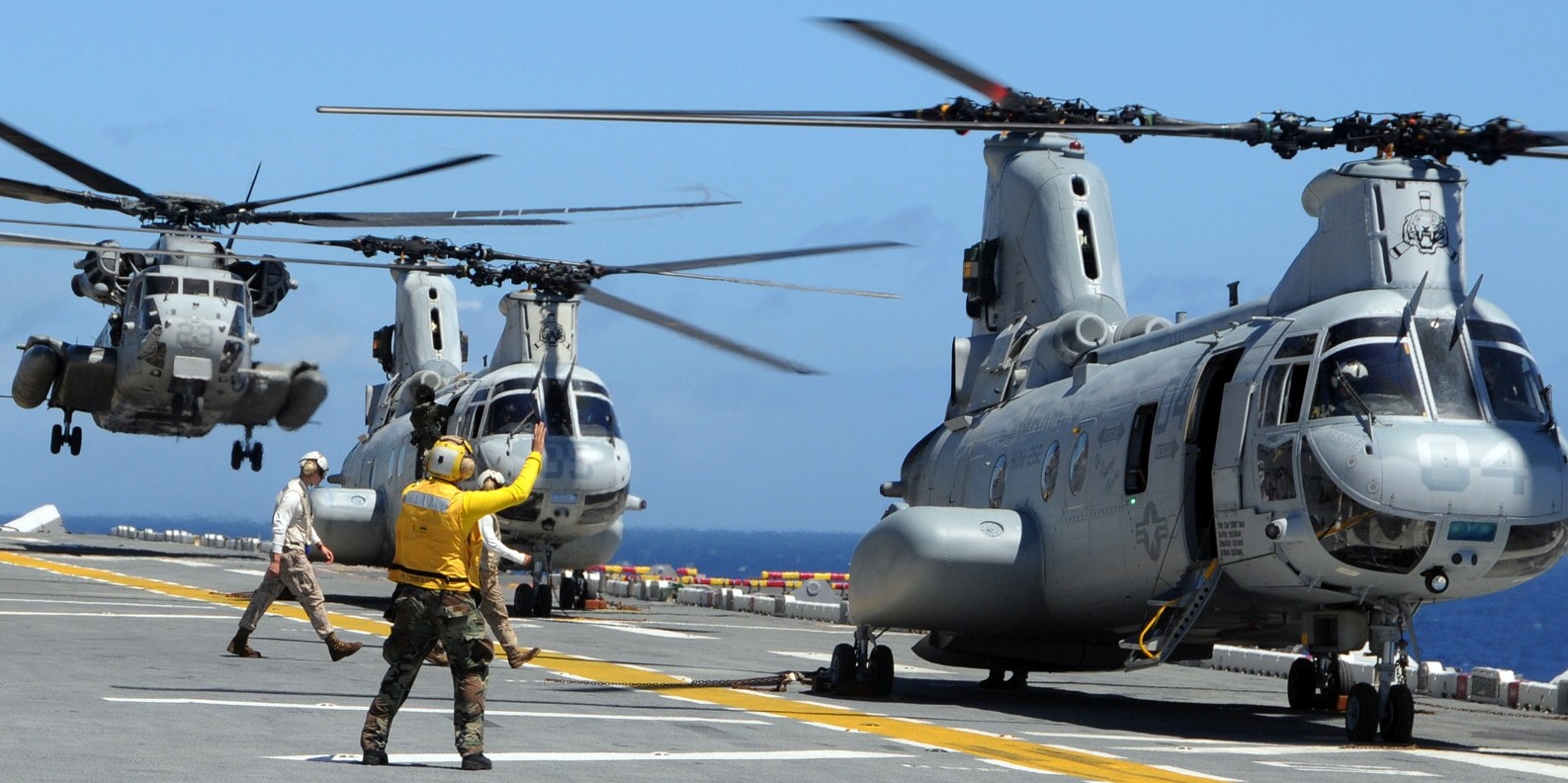 hmm-262 flying tigers ch-46e sea knight marine medium helicopter squadron lhd-2 uss essex 72