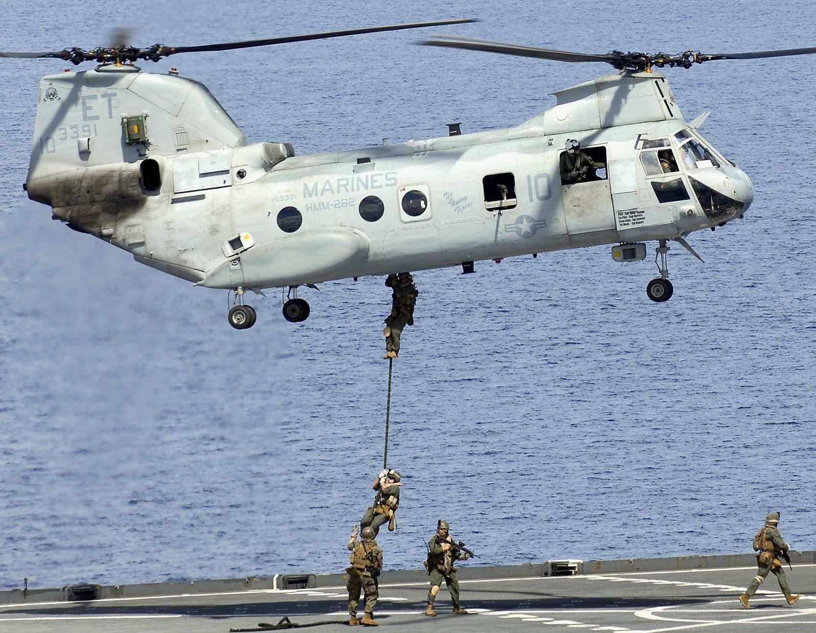 hmm-262 flying tigers ch-46e sea knight marine medium helicopter squadron lhd-2 uss essex 73