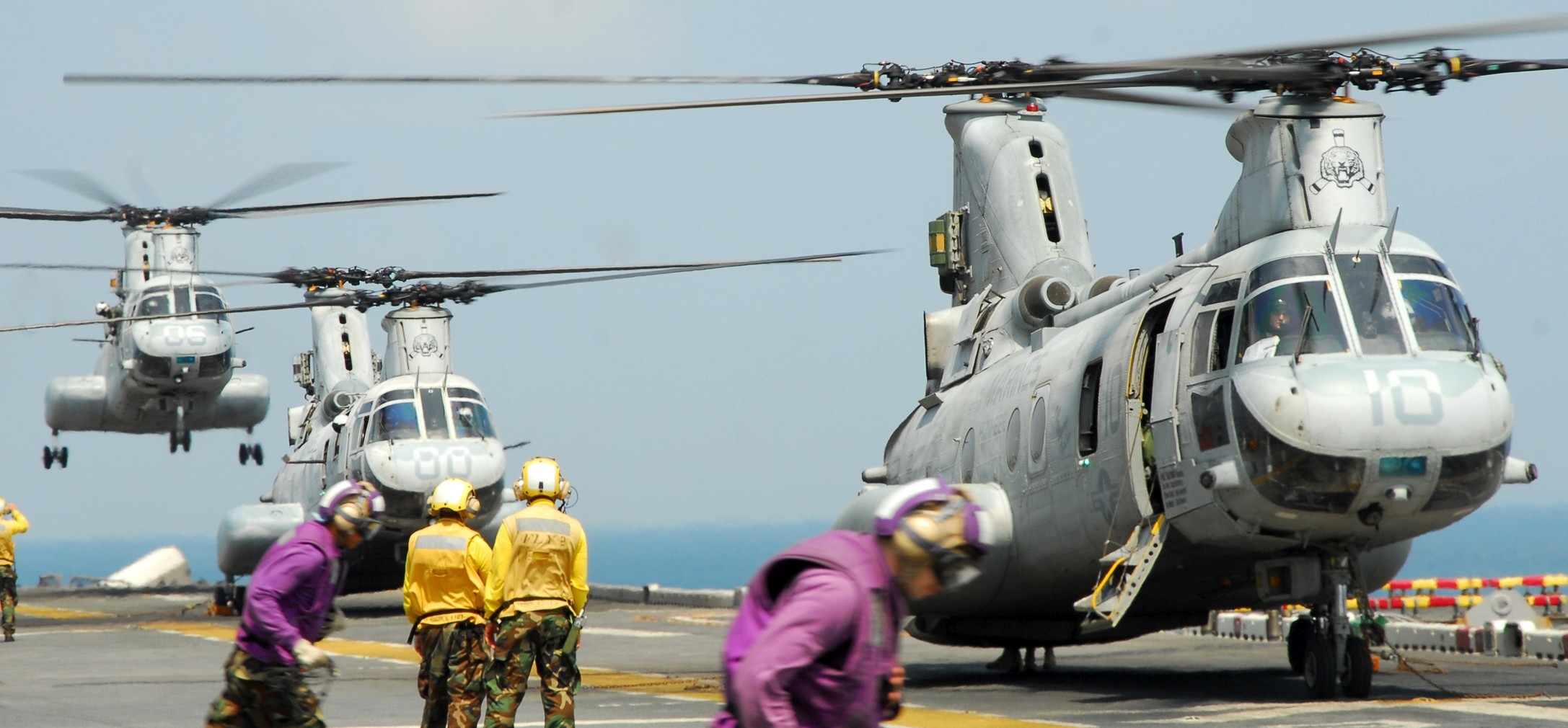 hmm-262 flying tigers ch-46e sea knight marine medium helicopter squadron lhd-2 uss essex 76