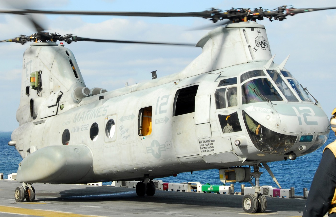 hmm-262 flying tigers ch-46e sea knight marine medium helicopter squadron lhd-2 uss essex 79
