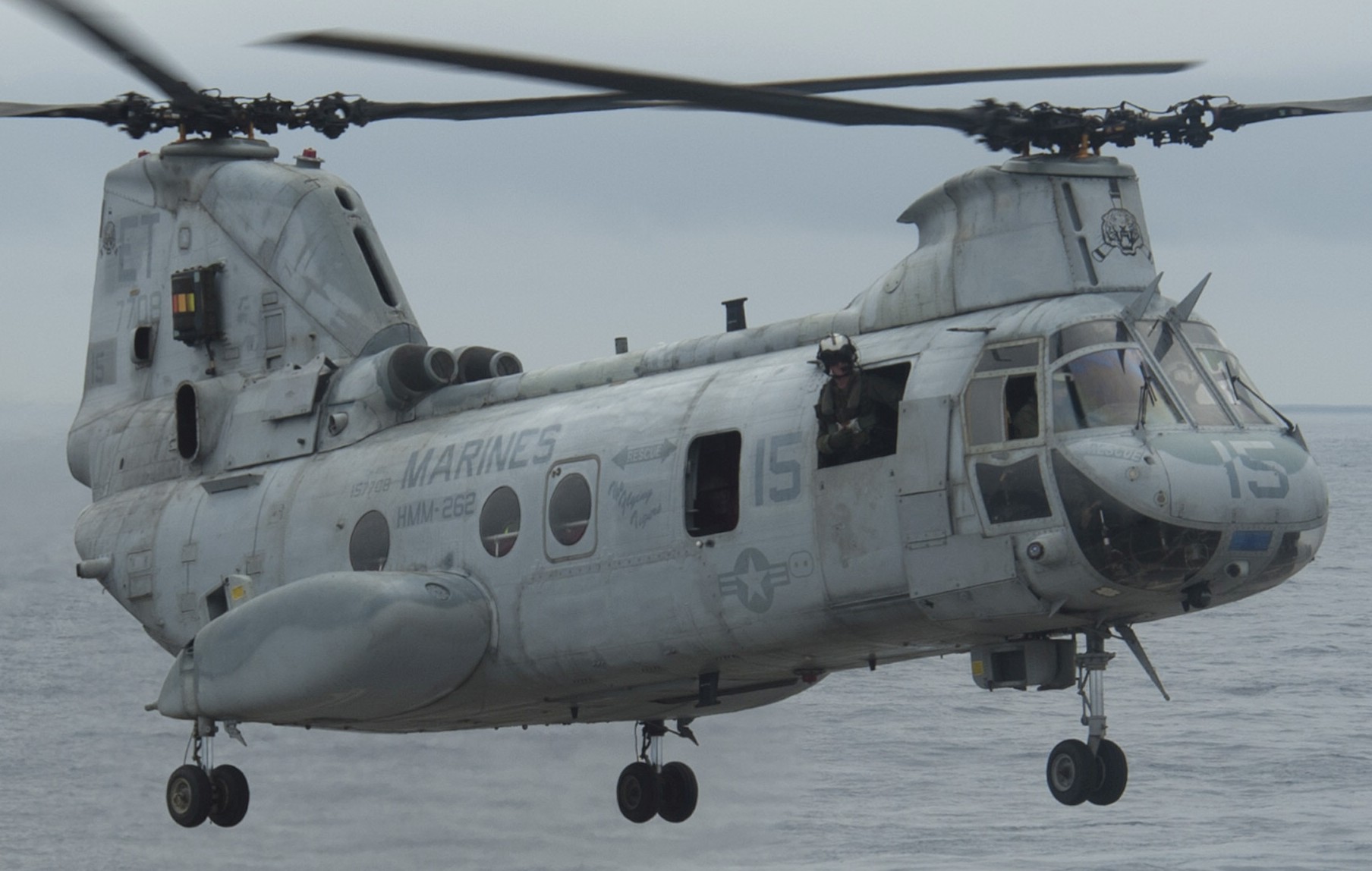 hmm-262 flying tigers ch-46e sea knight marine medium helicopter squadron usmc lsd-46 uss tortuga 89