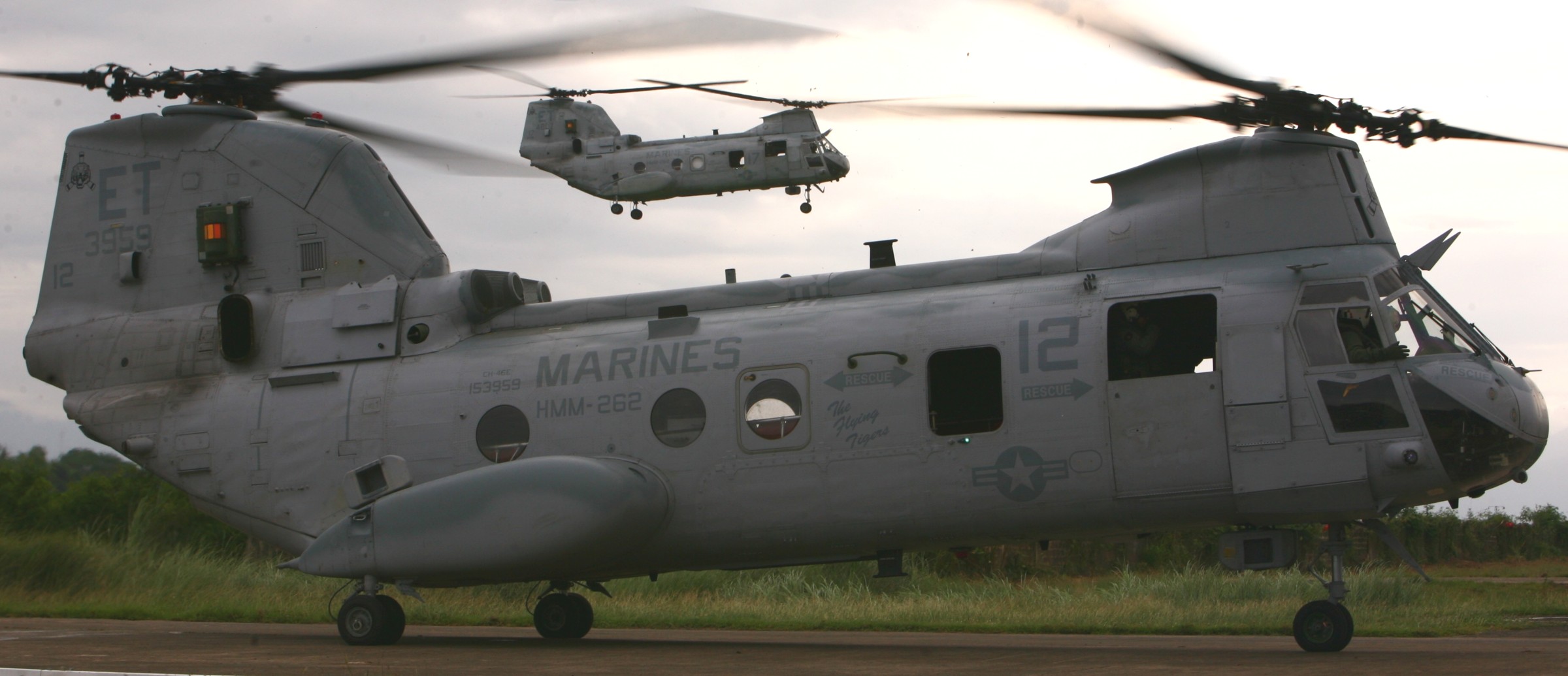 hmm-262 flying tigers ch-46e sea knight marine medium helicopter squadron usmc puerto princesa philippines 91
