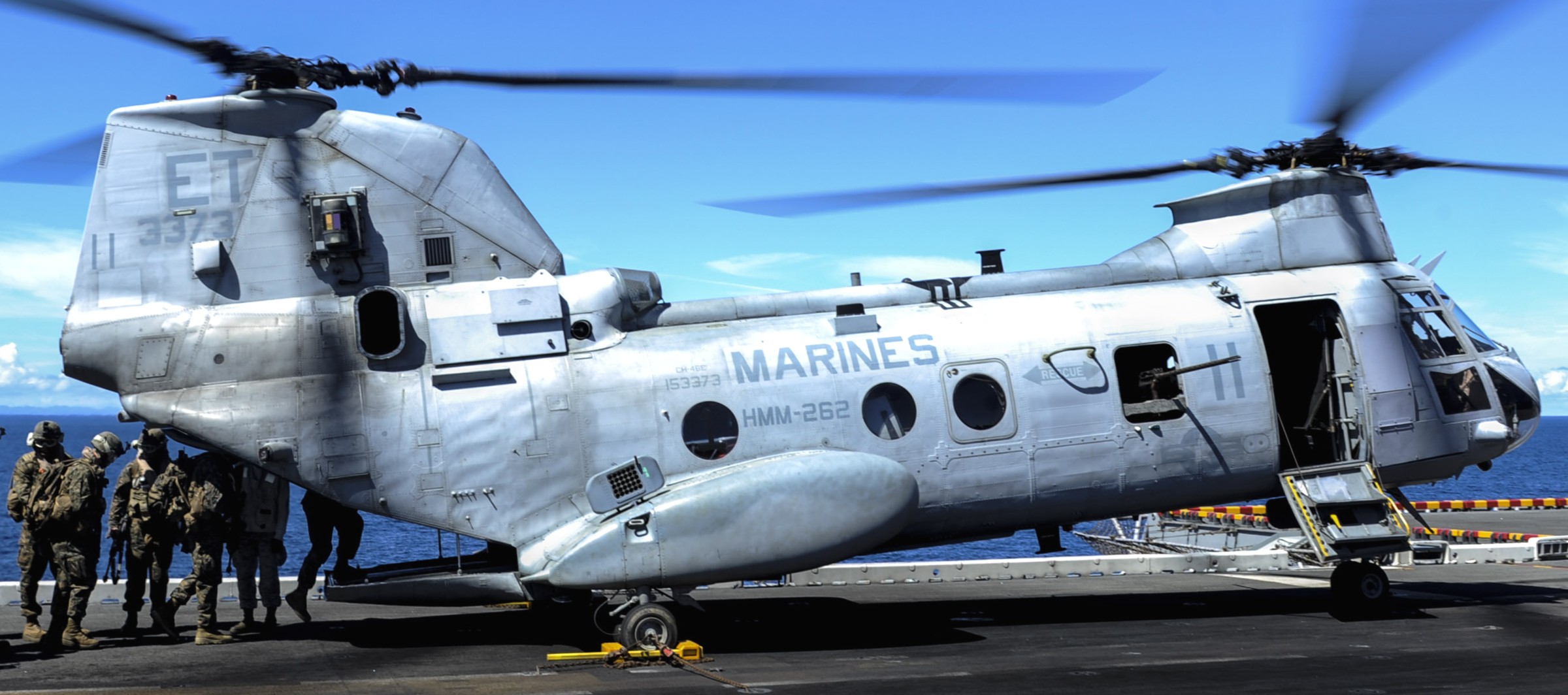 hmm-262 flying tigers ch-46e sea knight marine medium helicopter squadron lhd-6 uss bonhomme richard 102