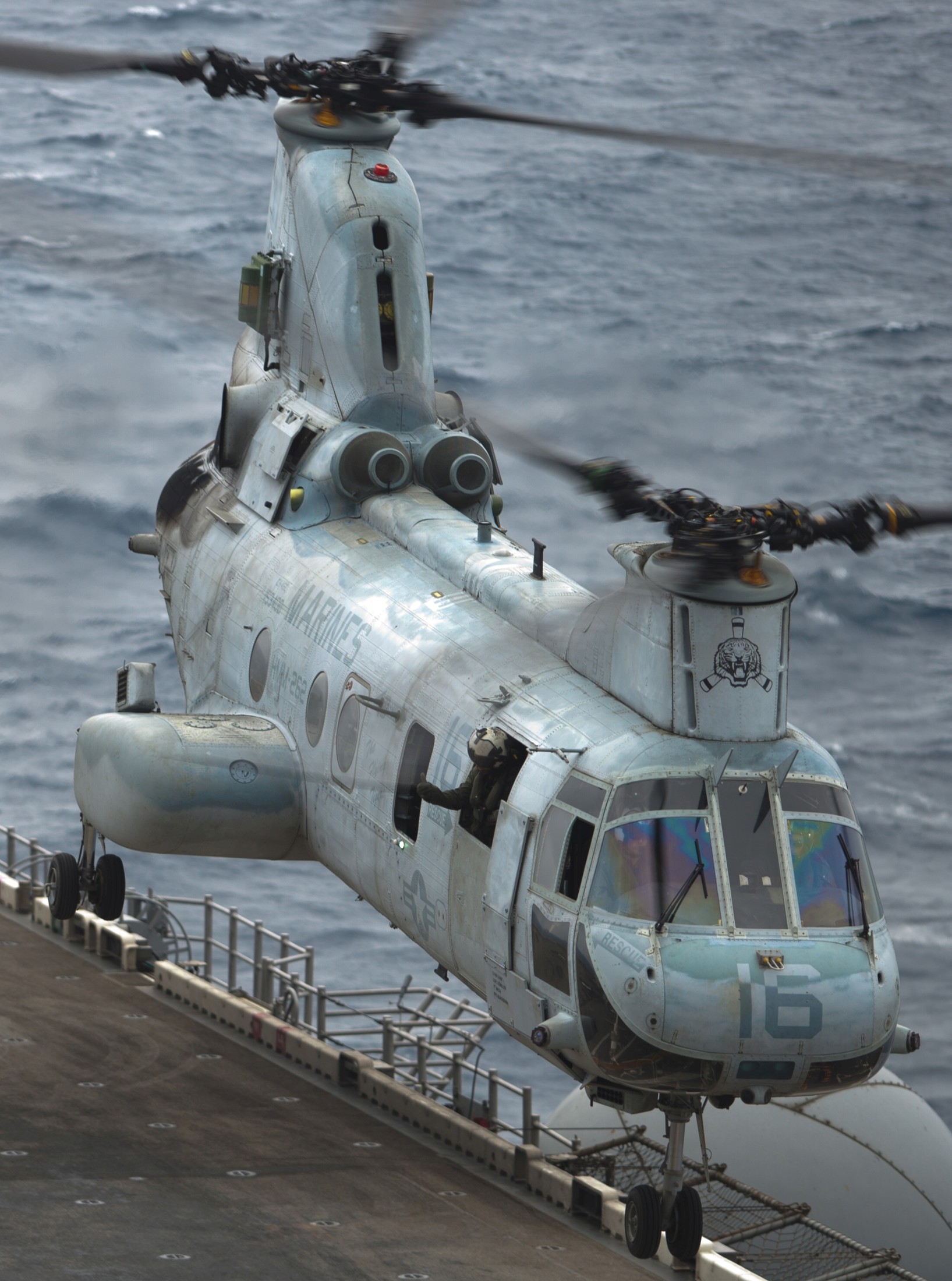 hmm-262 flying tigers ch-46e sea knight marine medium helicopter squadron lhd-6 uss bonhomme richard 114