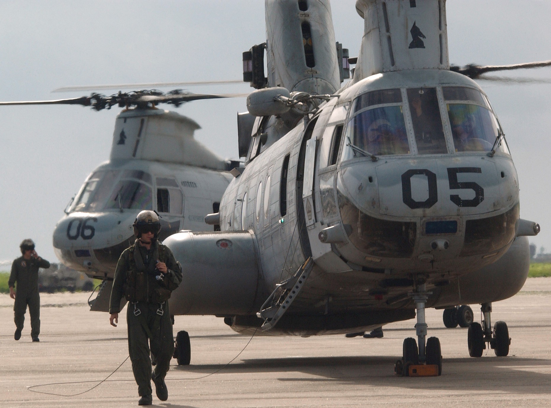 hmm-264 black knights ch-46e sea knight marine medium helicopter squadron usmc lhd-7 uss iwo jima 10